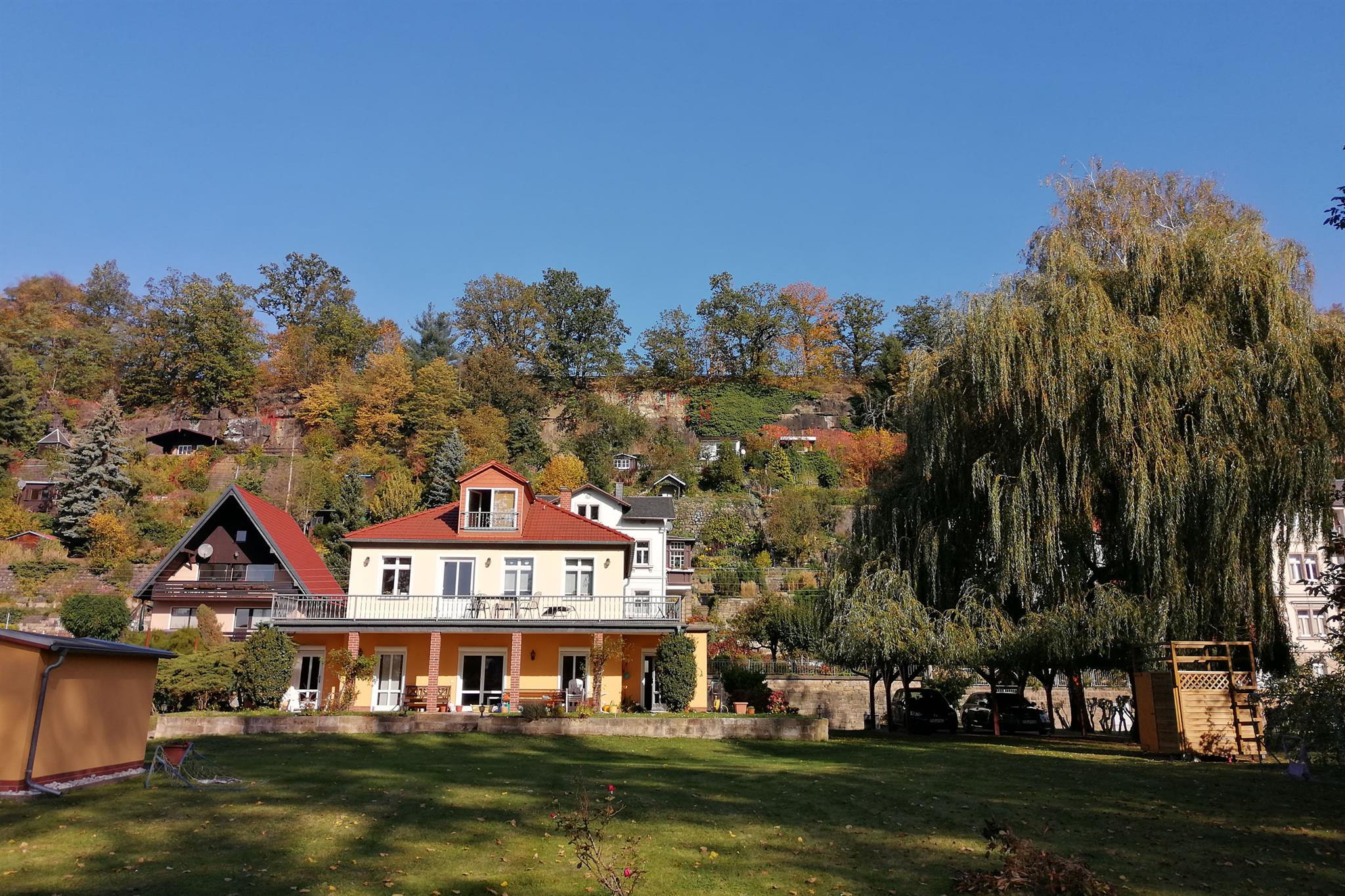 großer Garten am Haus