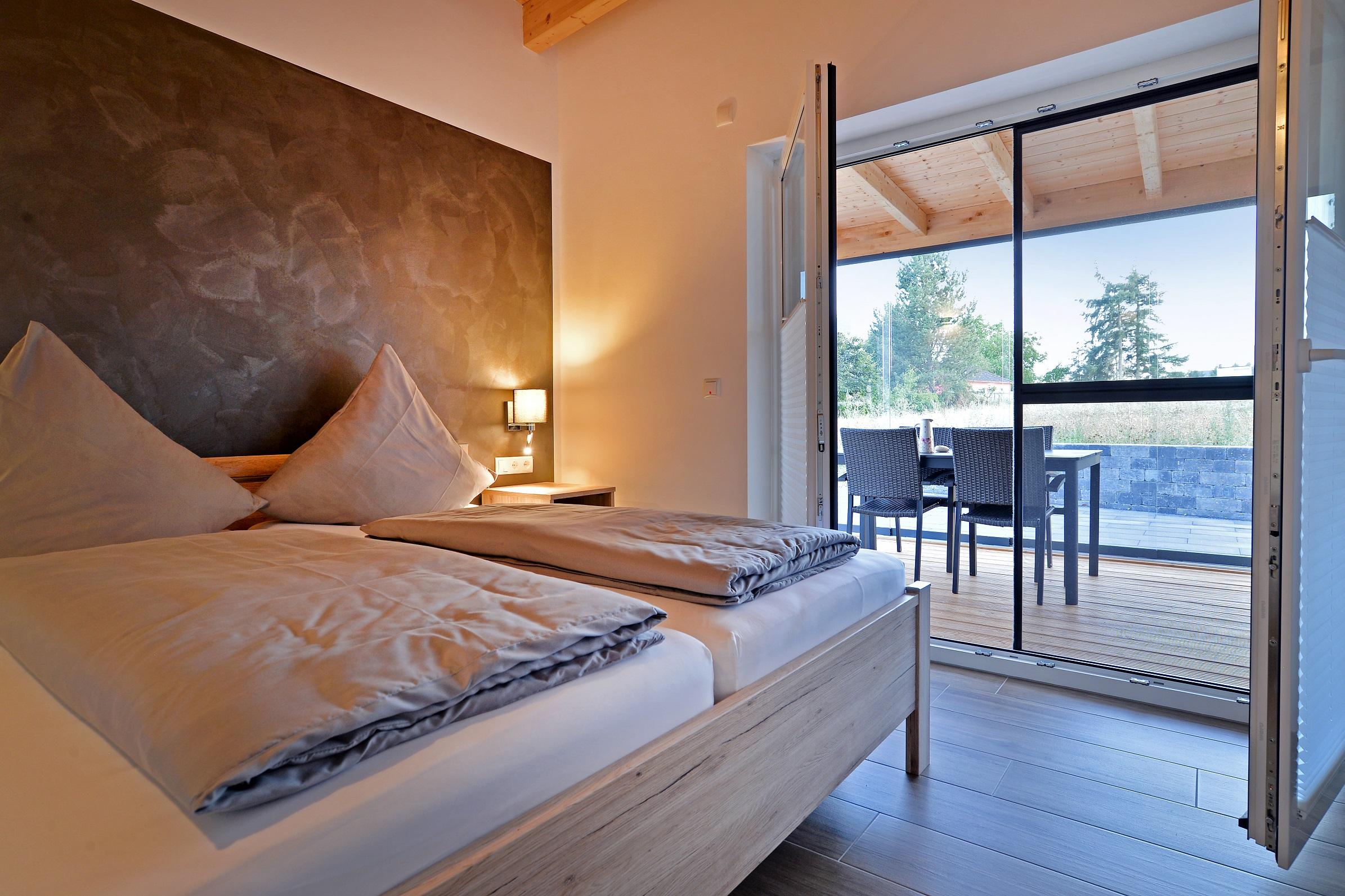 Schlafzimmer mit Terrasse und Blick nach draußen