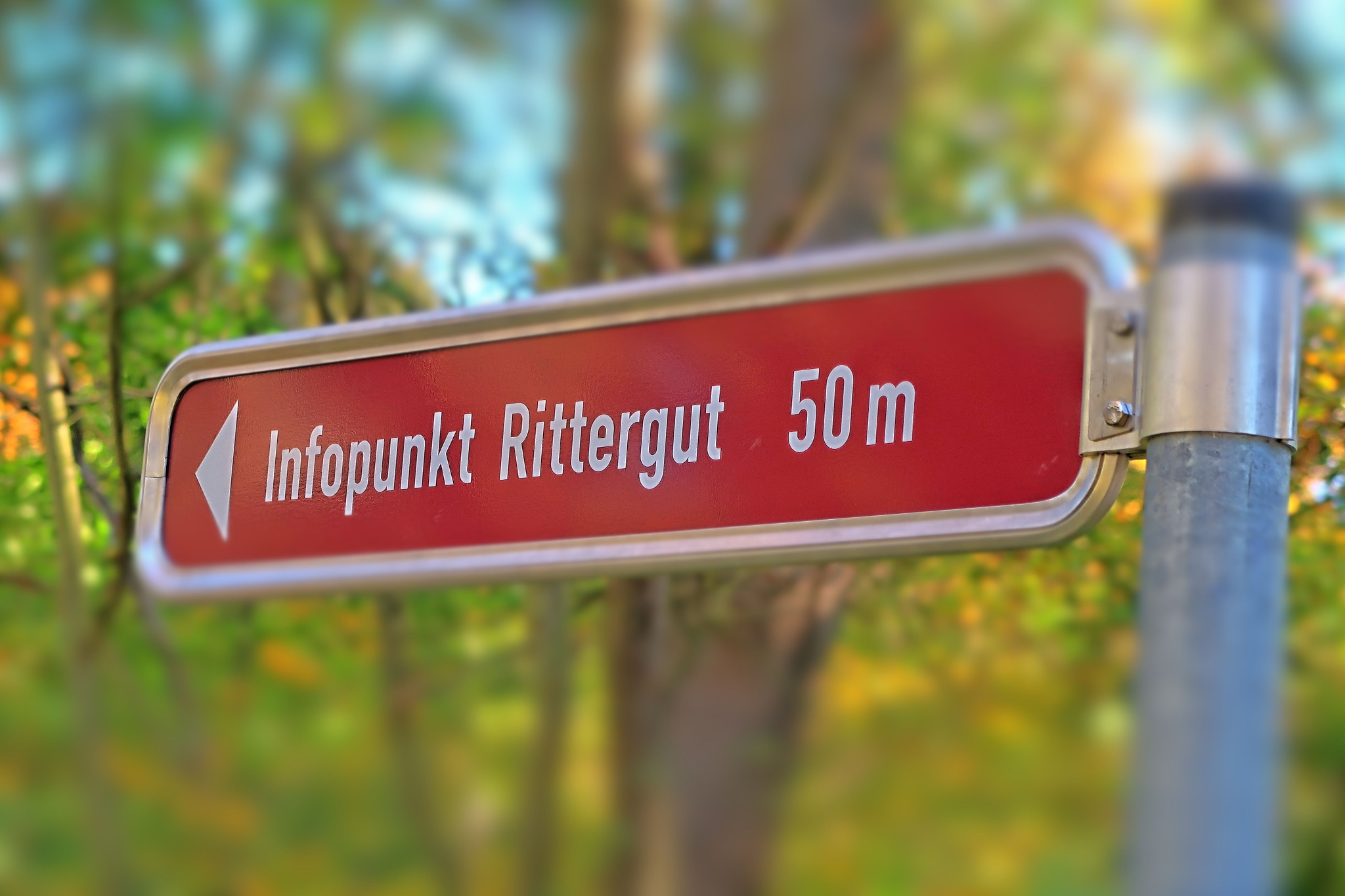 Info-Punkt Rittergut Röttis am historischen Trafo-Haus – Motiv