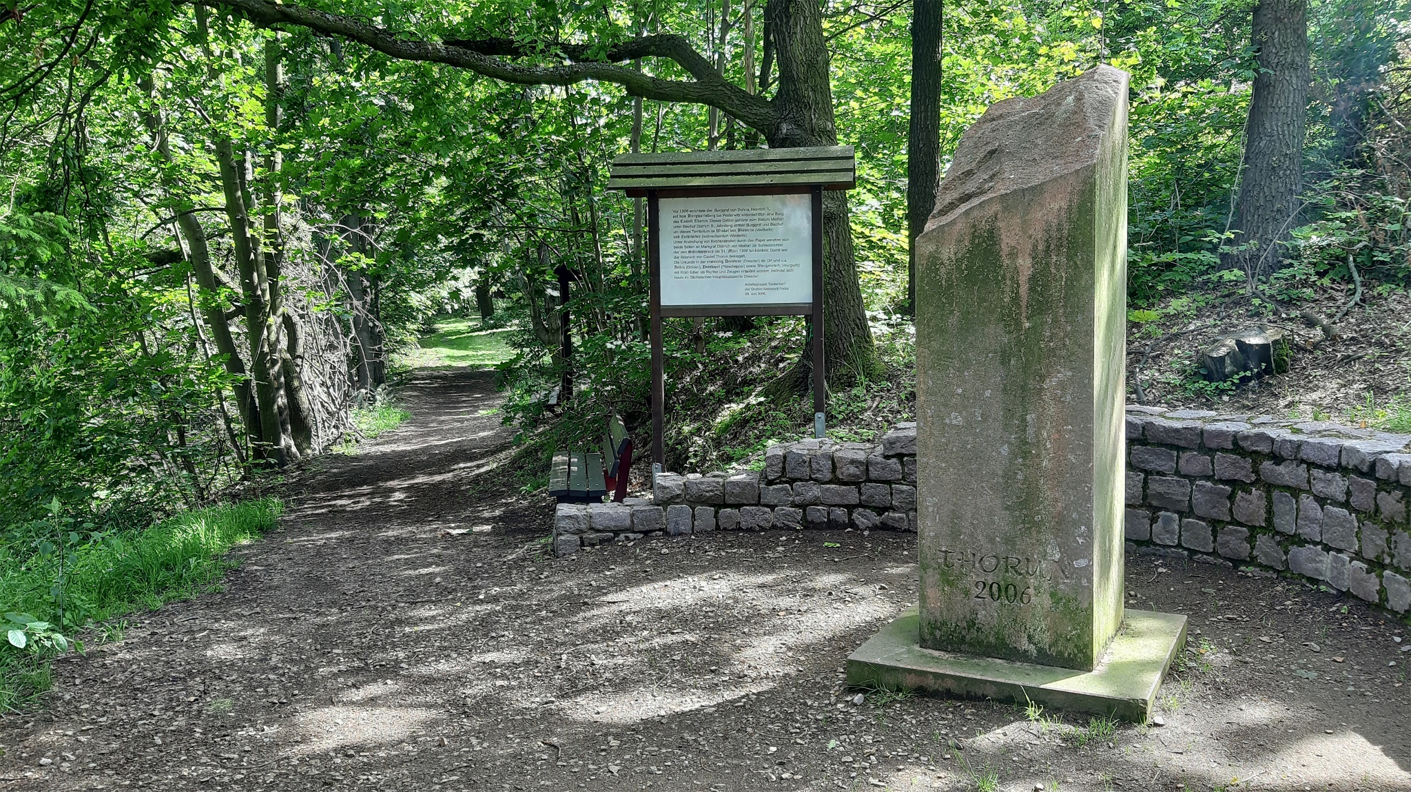 Stele Castell Thorun auf dem Burgwartsberg Freital-Pesterwitz – Motiv