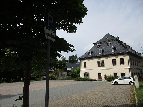 Parkplatz am Herrenhaus im Ortsteil Tannenbergsthal der Gem,einde Muldenhammer – Staatlich anerkannter Erholungsort – – Motiv