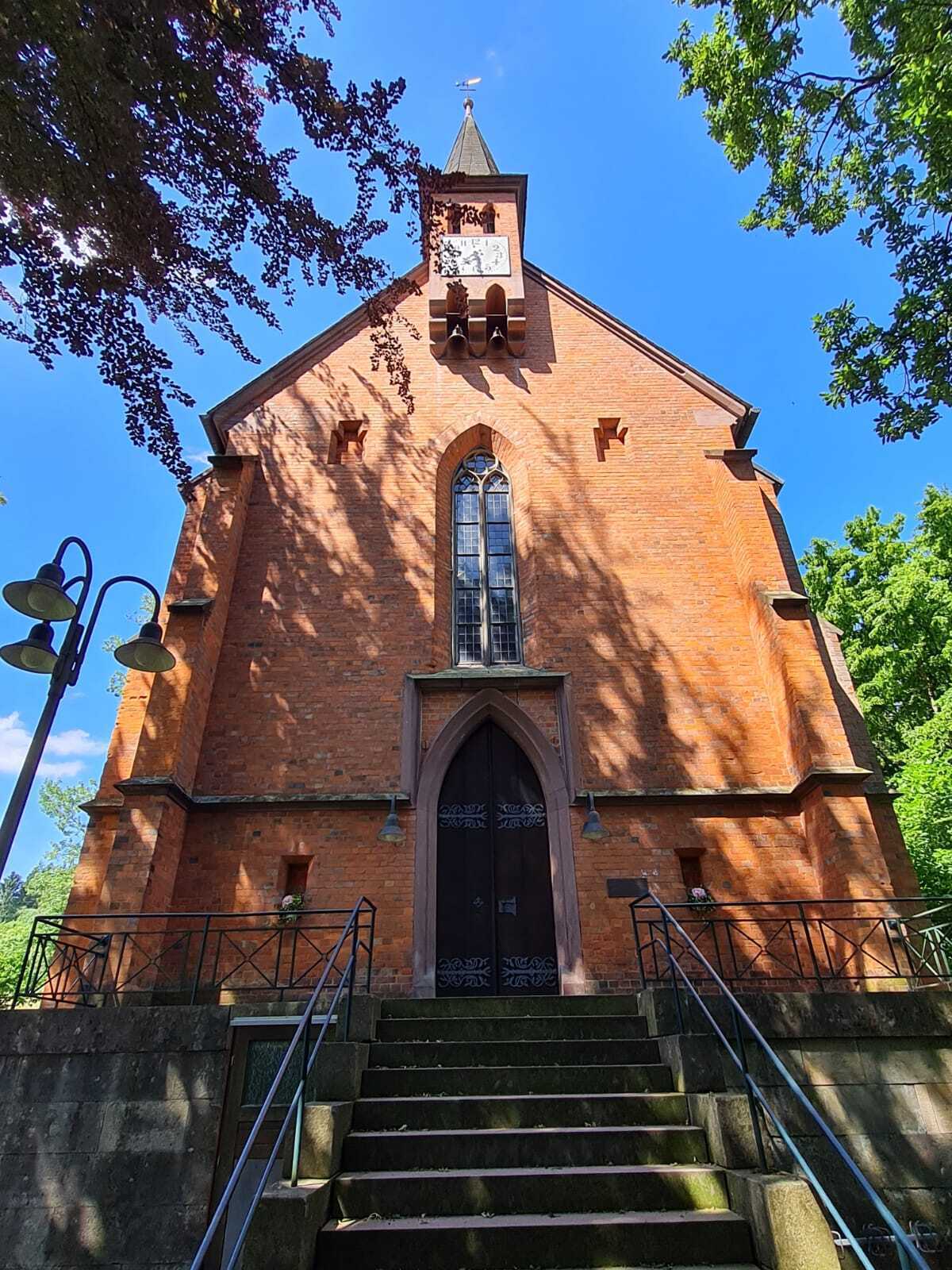 Grünenplaner Kirche mit dem Kreuz der Hoffnung
