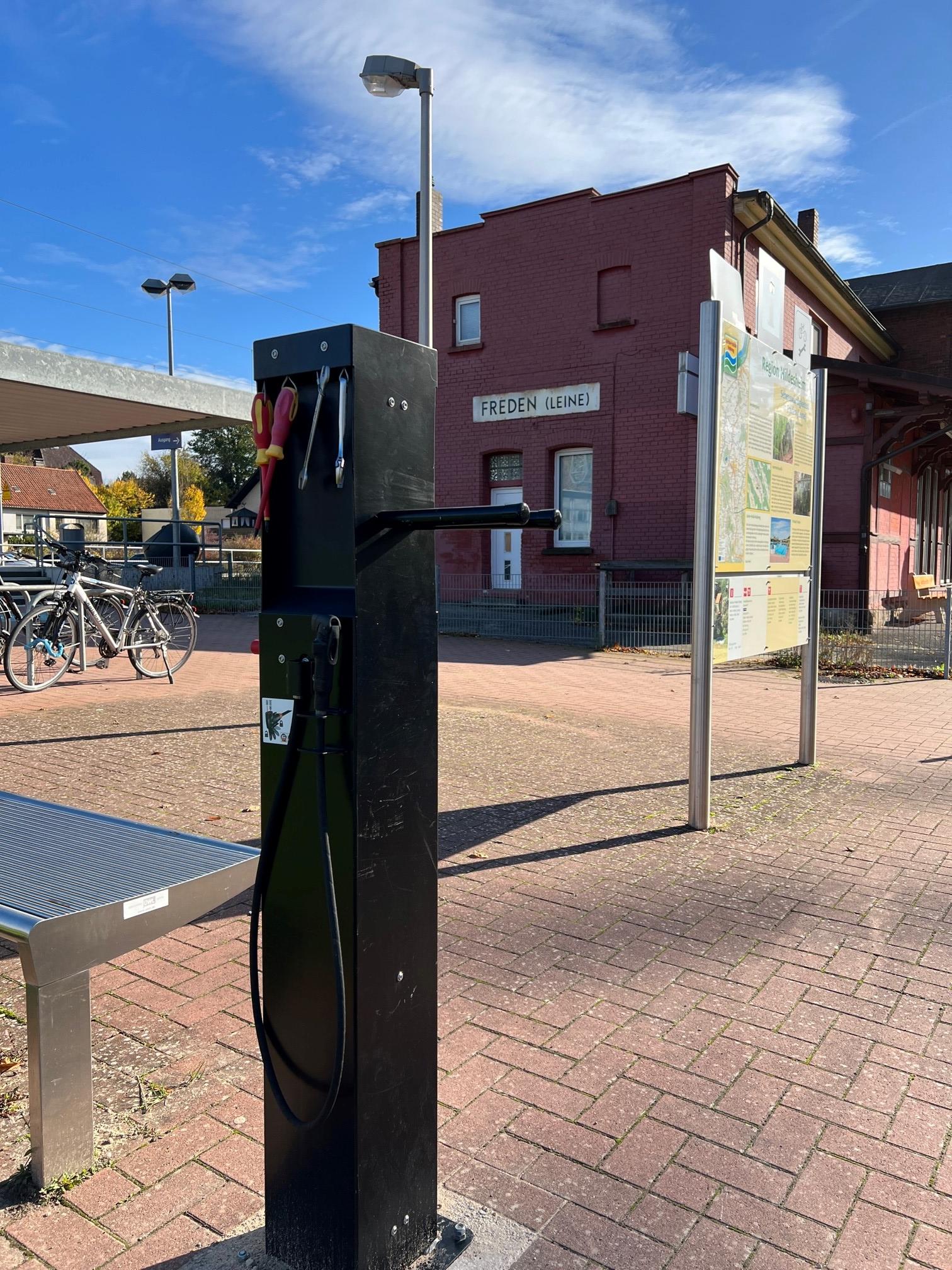 Fahrradreparatur-Station am Fredener Bahnhof