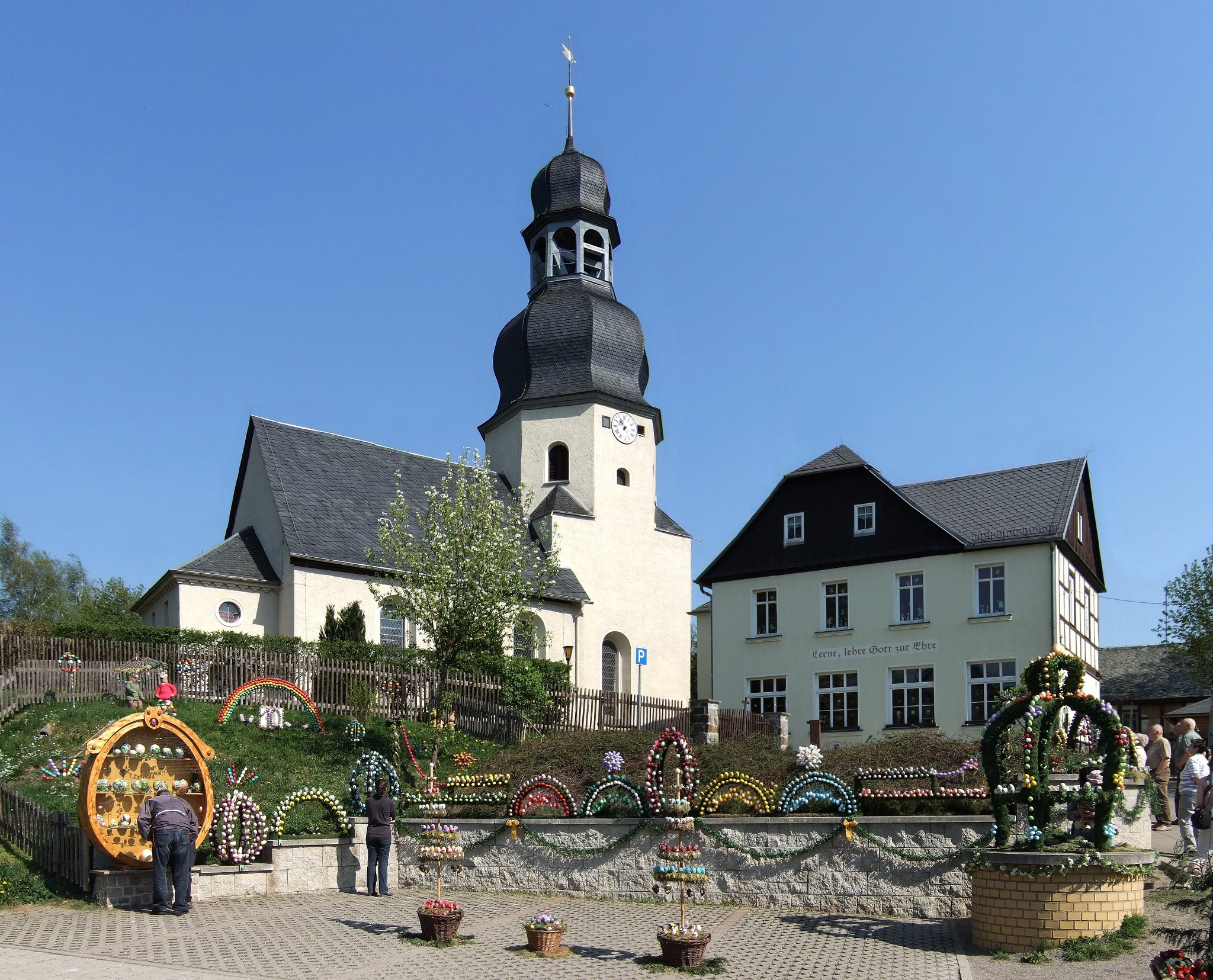 Osterbrunnen vor der Kirche in Niederalbertsdorf – Motiv