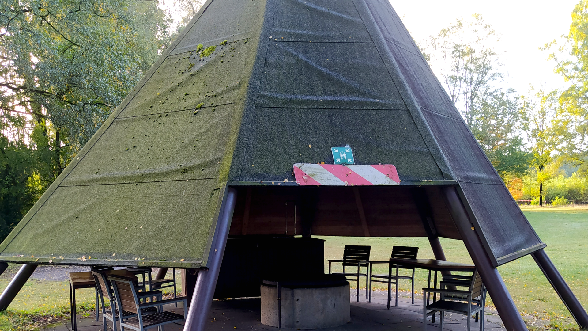 Ein Tipi steht auch am Naturerlebnishaus am Buchenholz