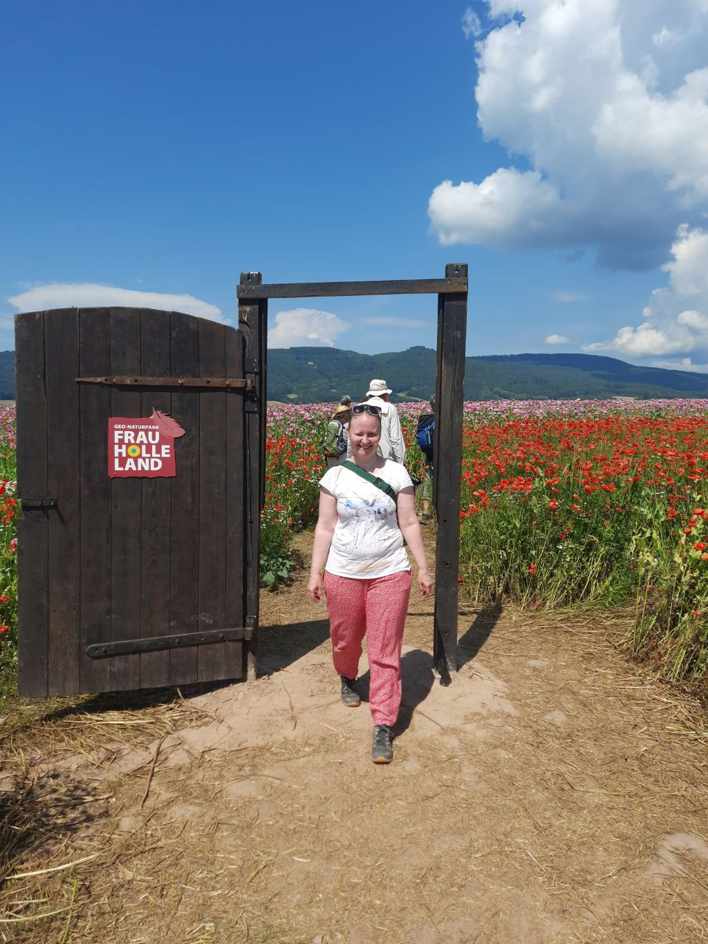 Grünstiefel Julia Friedrich im Mohn unterwegs
