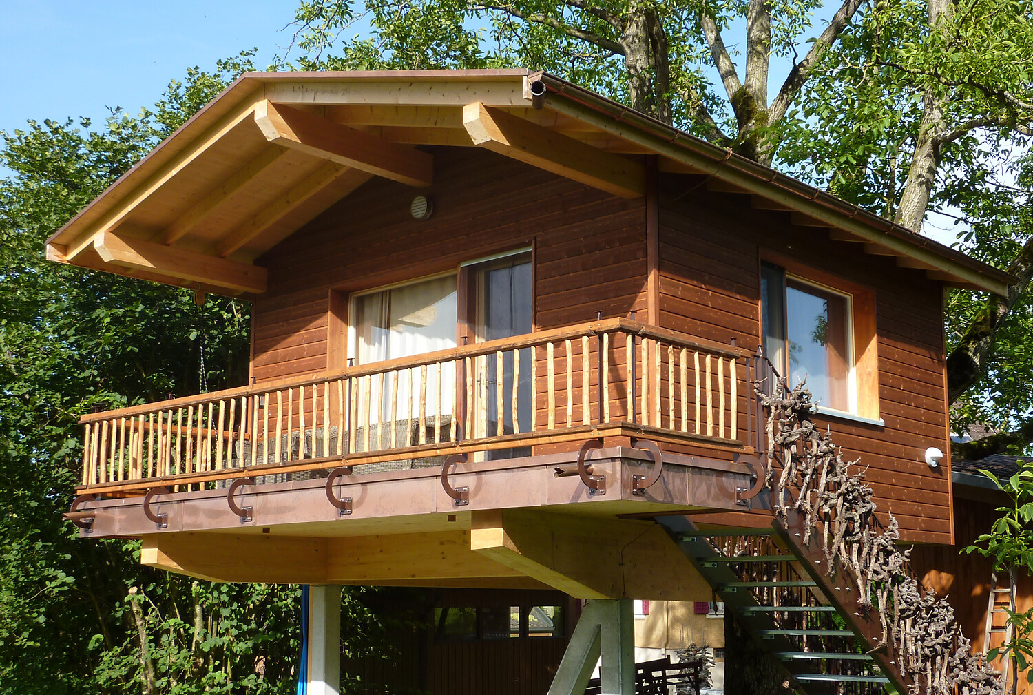 Swissfarm_Wurzelbaumhaus_01.jpg