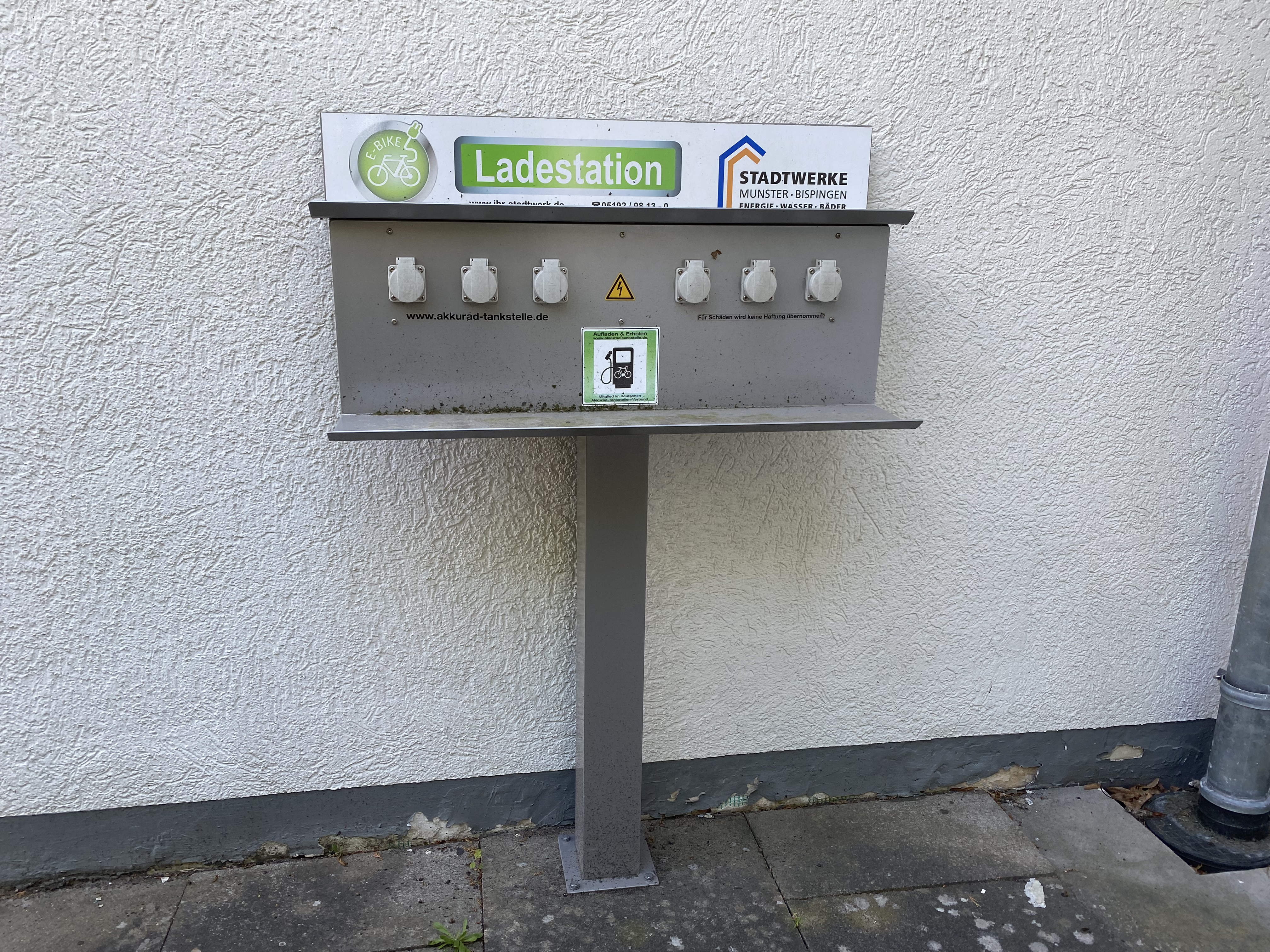 E-Bike Ladestation hinter dem Hotel Residenzia in Munster
