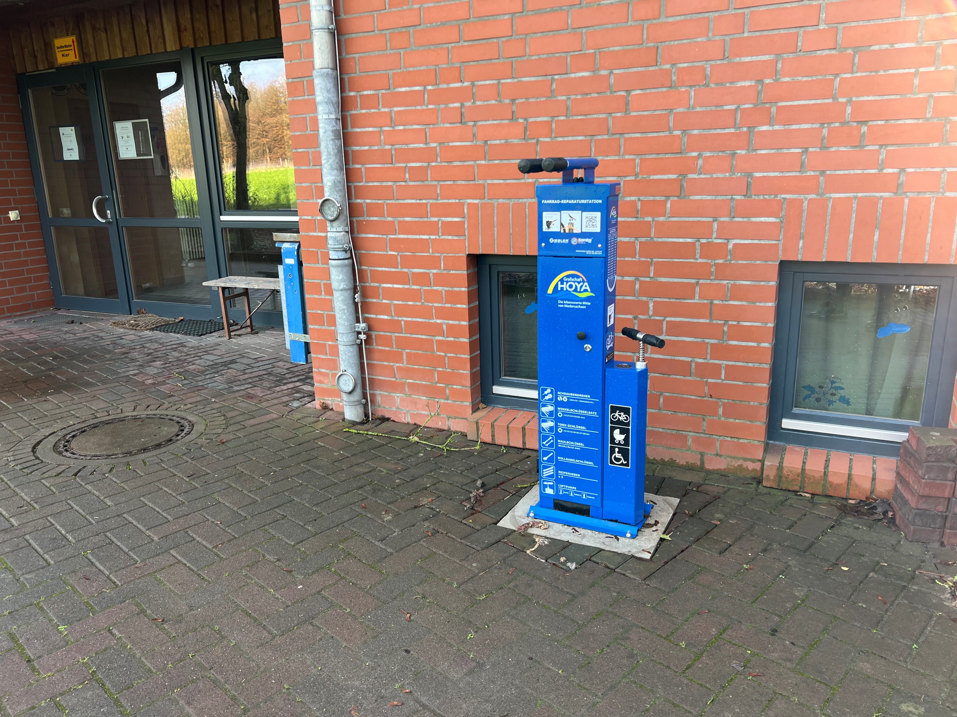 Lufttankstelle und Reparaturset am Dorfgemeinschaftshaus Hoyerhagen
