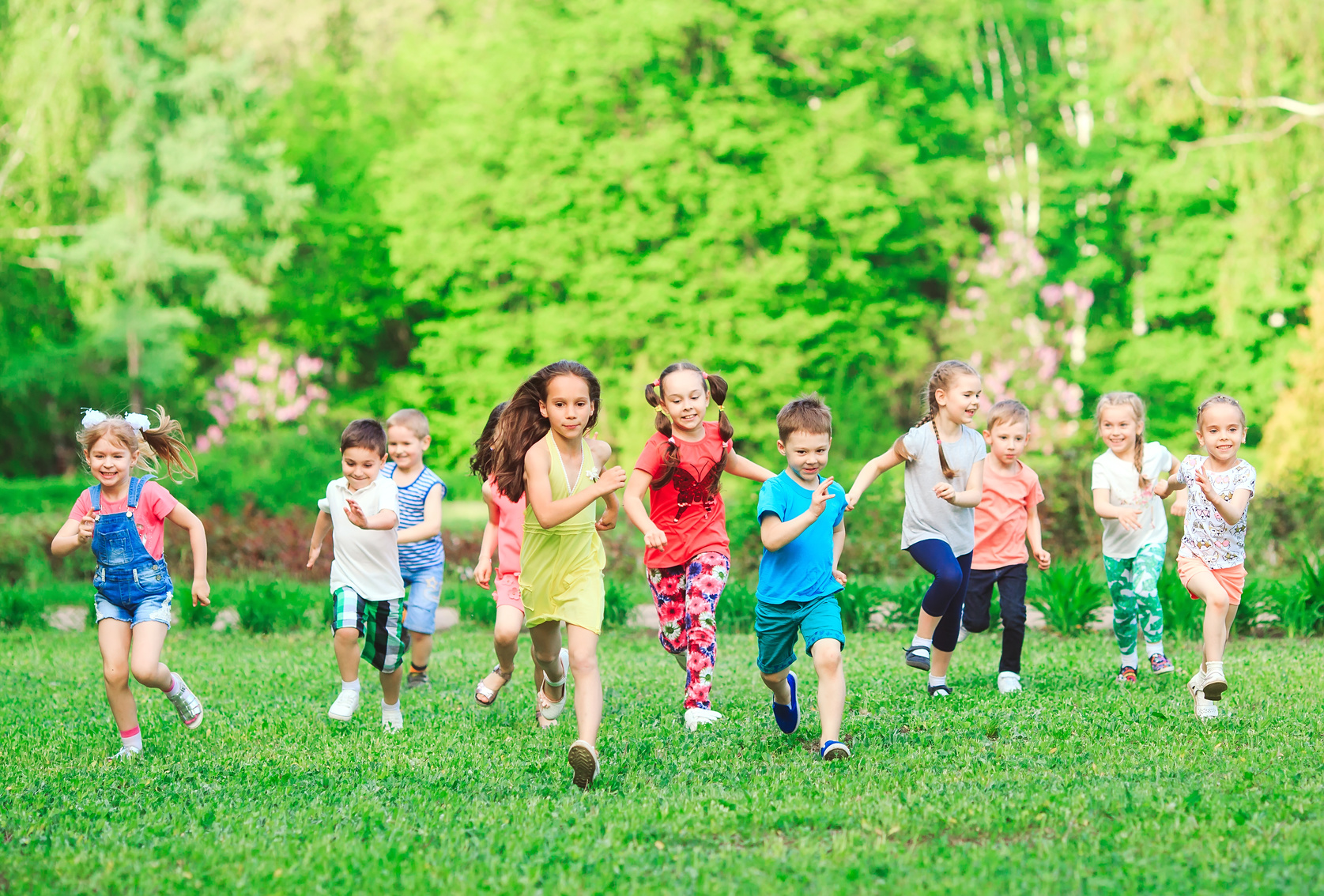 Kinder-Gruppe-Wiese-Sport