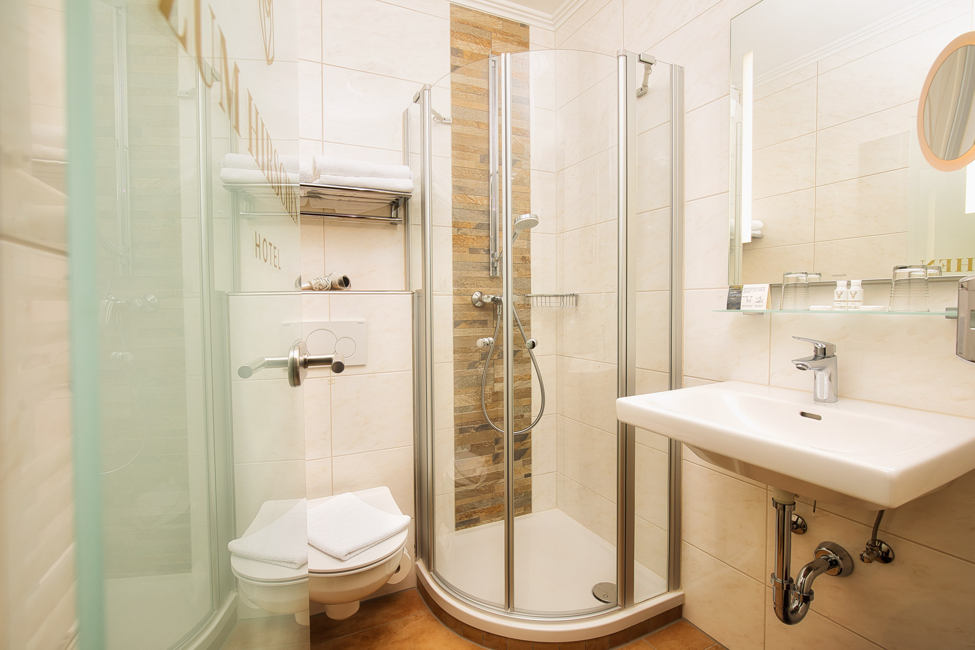 Hotel_Hirschen_Badezimmer.jpg