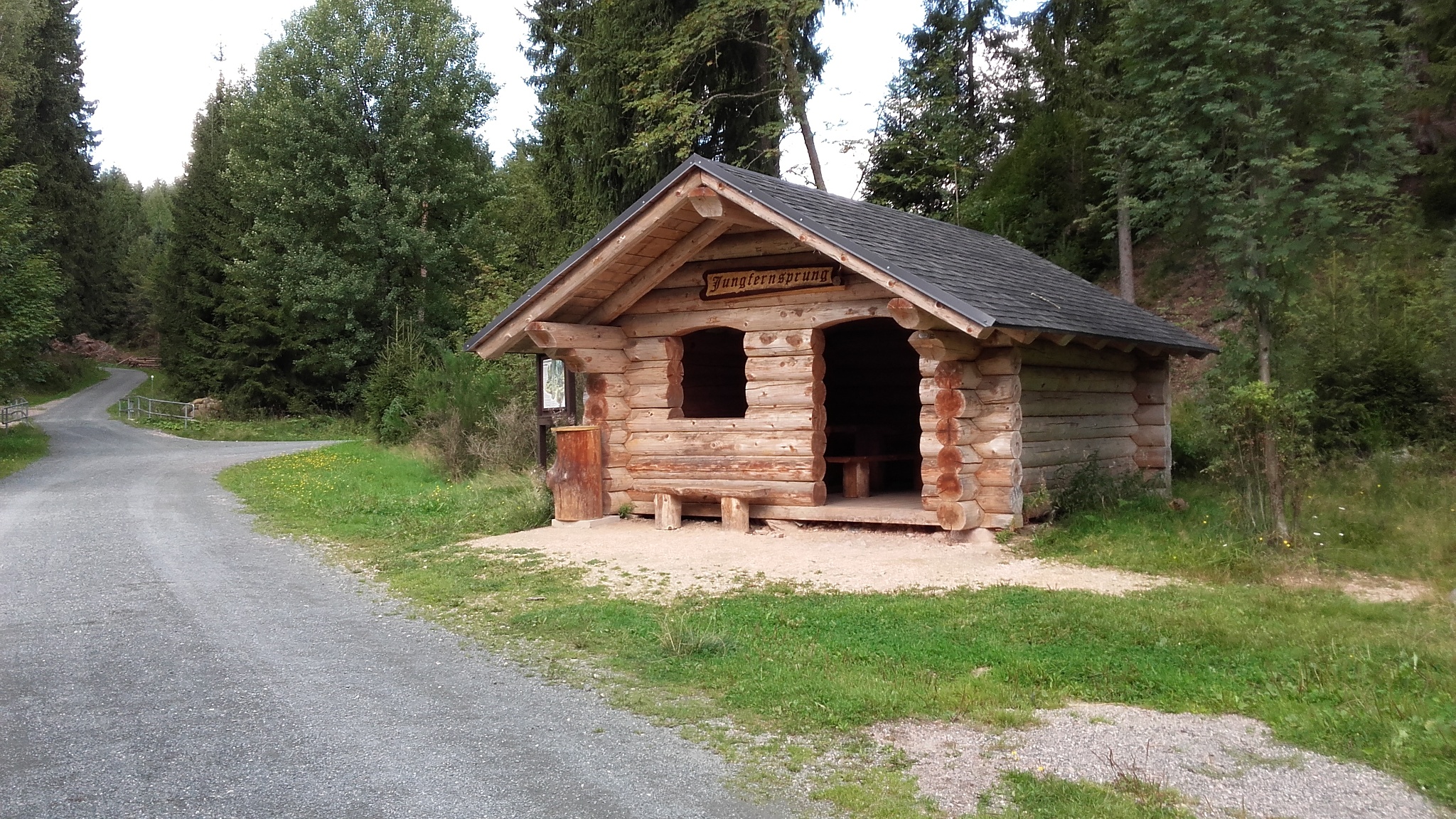 Schutzhütte am Jungfernsprung im Zinsbachtal – Motiv