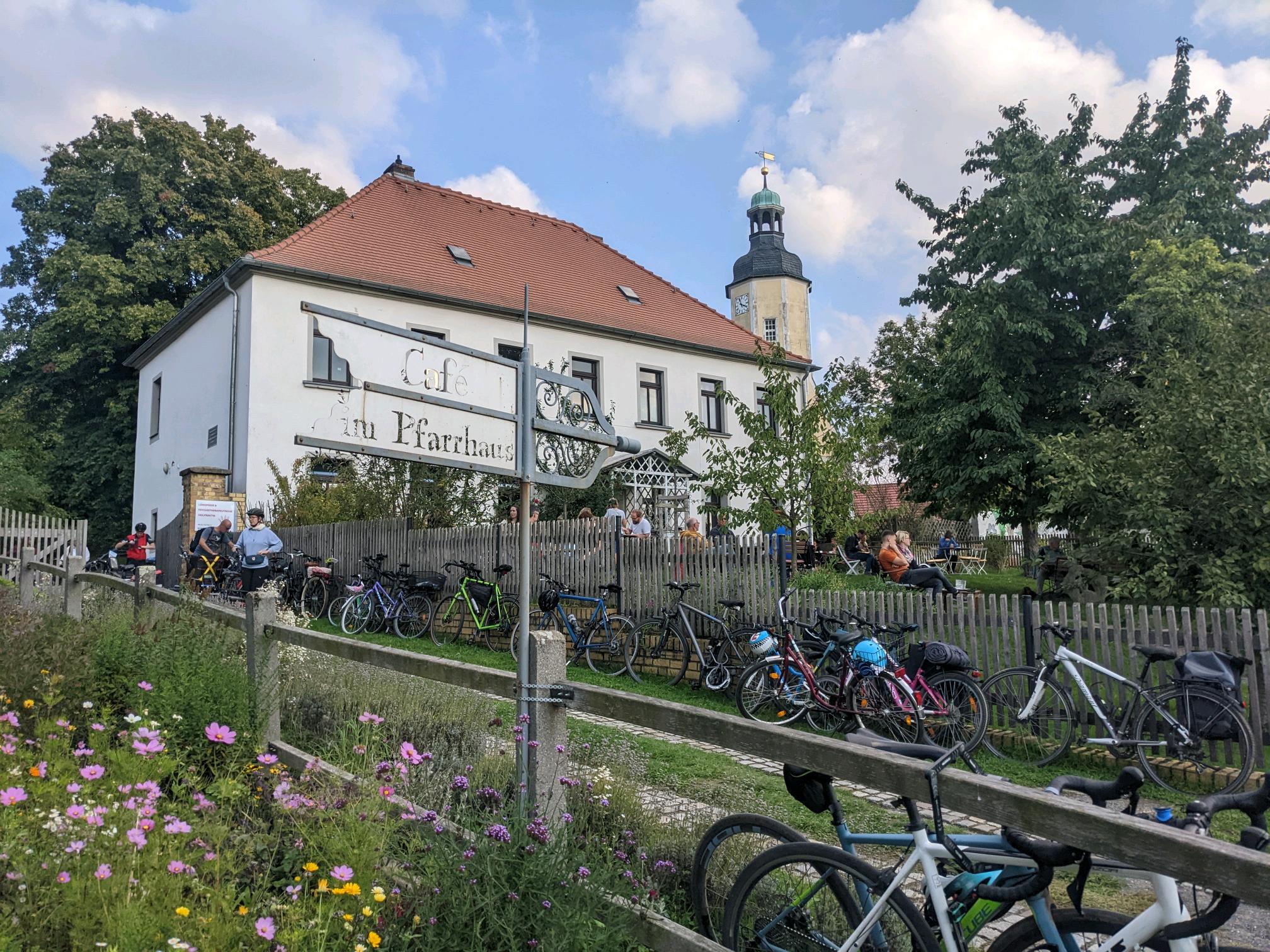 Café im Pfarrhaus – Motiv