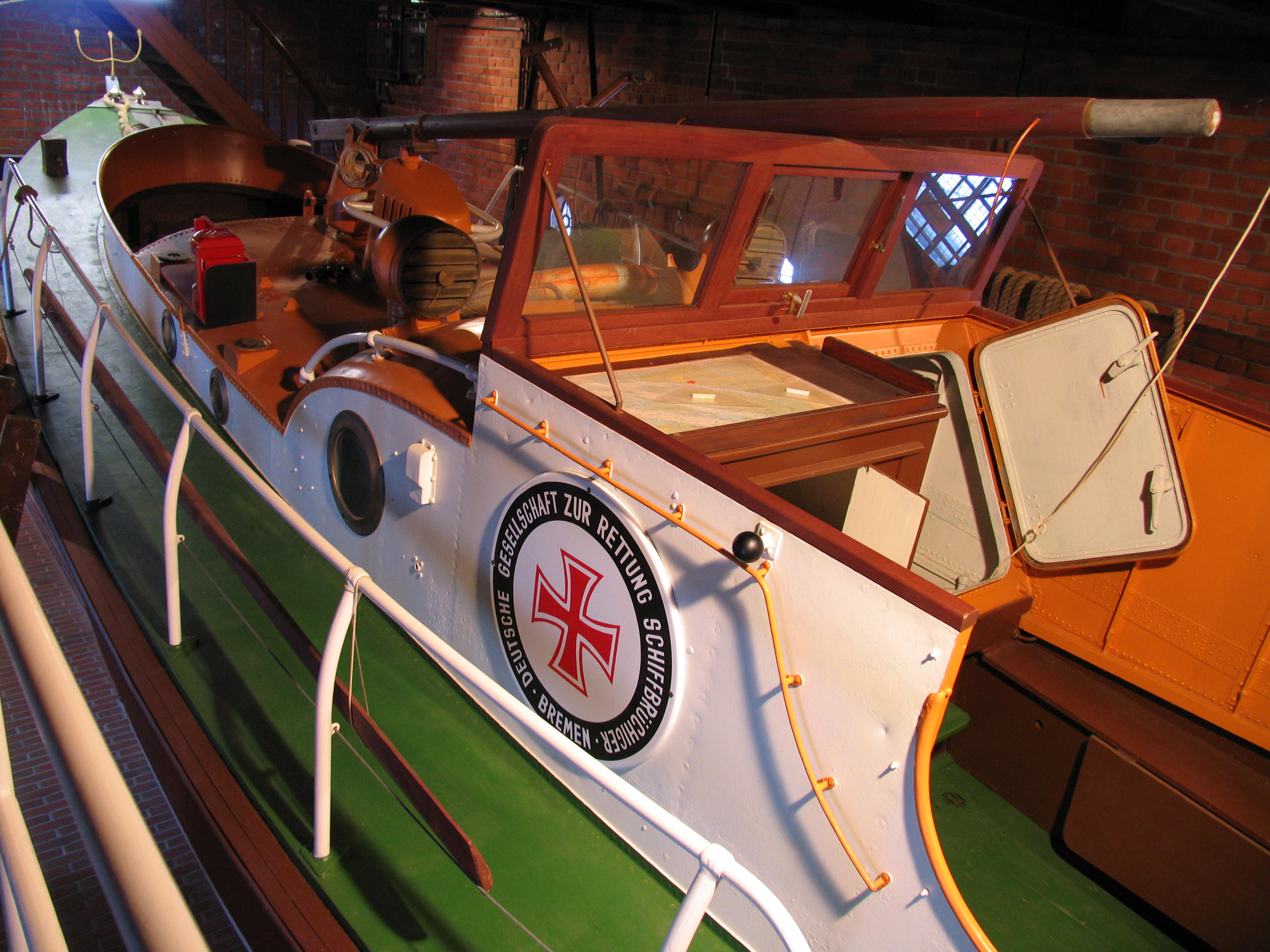 Rettungsboot Wilhelmine Wiese im Rettungsschuppen der DGzRS im Hafen von Fedderwardersiel<br>