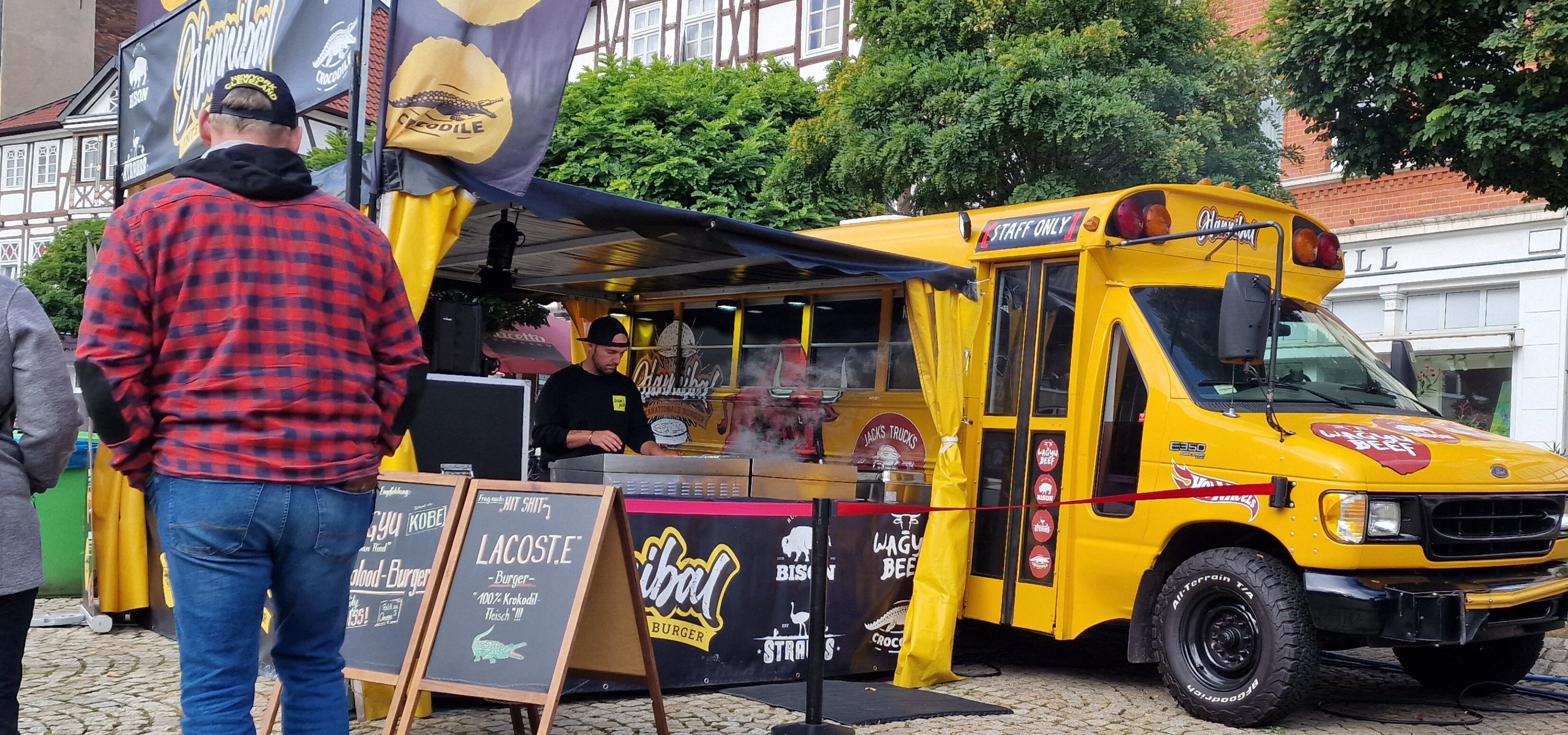 gelber Foodtruck in Peine auf dem Marktplatz