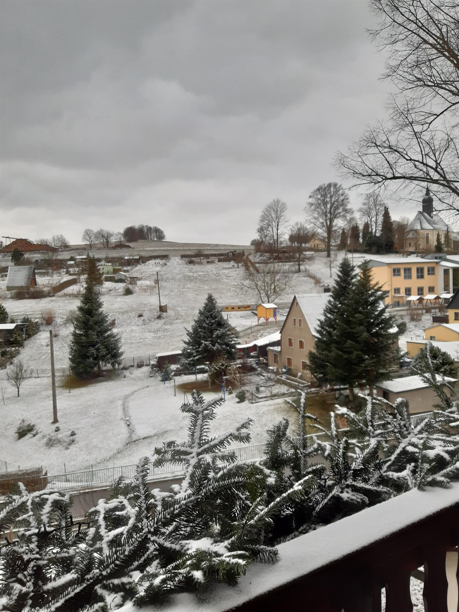 Blick zu Kirche im Winter