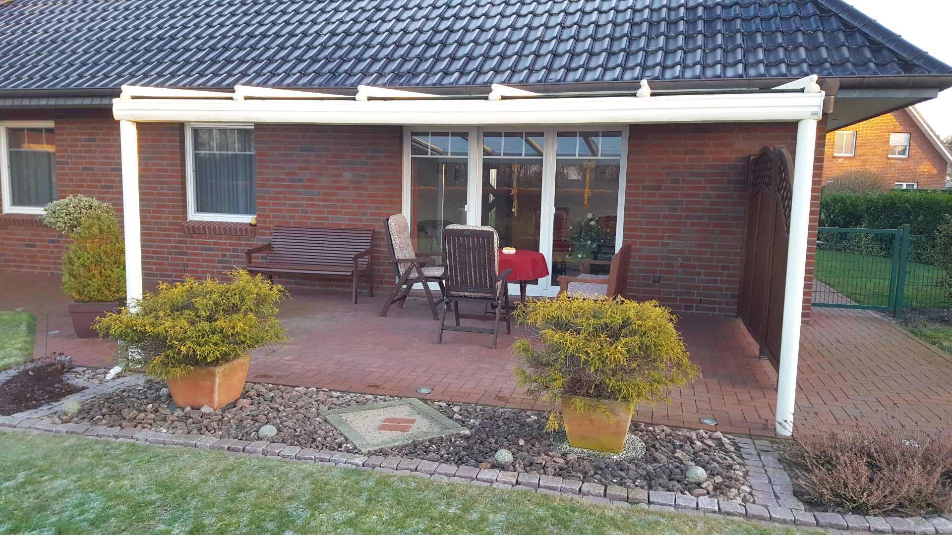 Überdachte Terrasse am Haus im Westring
