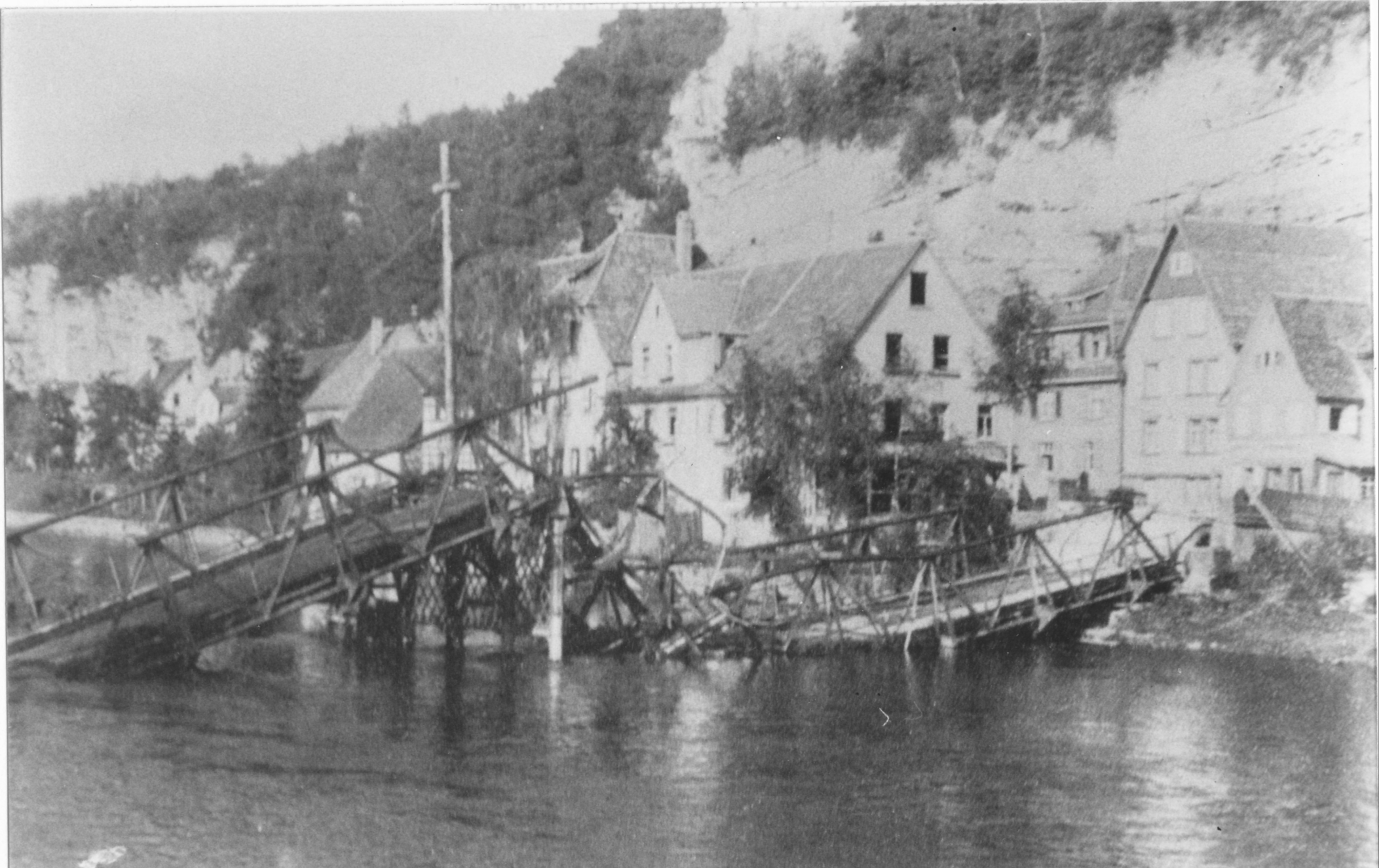 1945 von Deutschen gesprengte Brücke am alten Rathaus