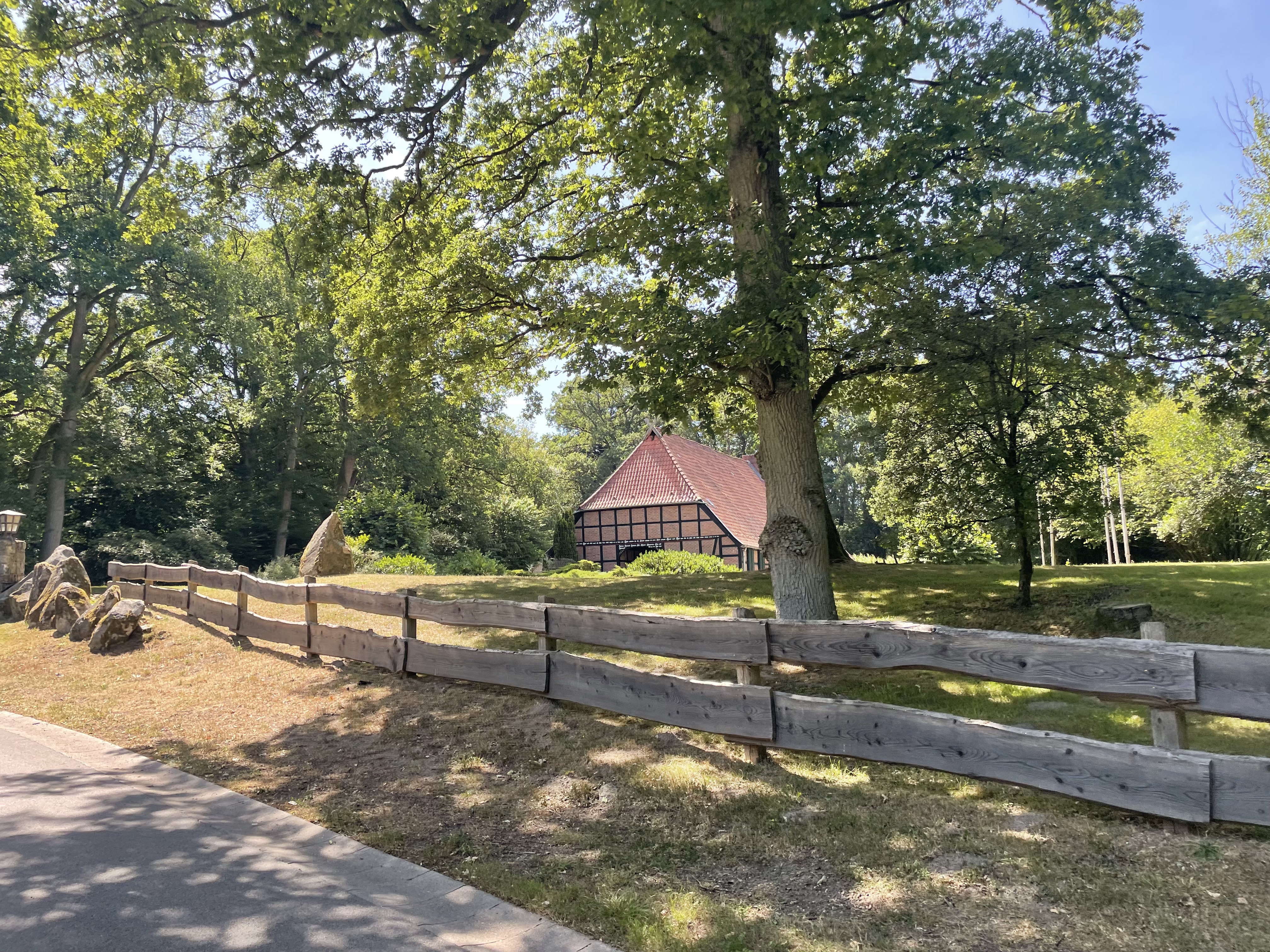 Gebäude und Weg in Lopau, ©MuTou (2)