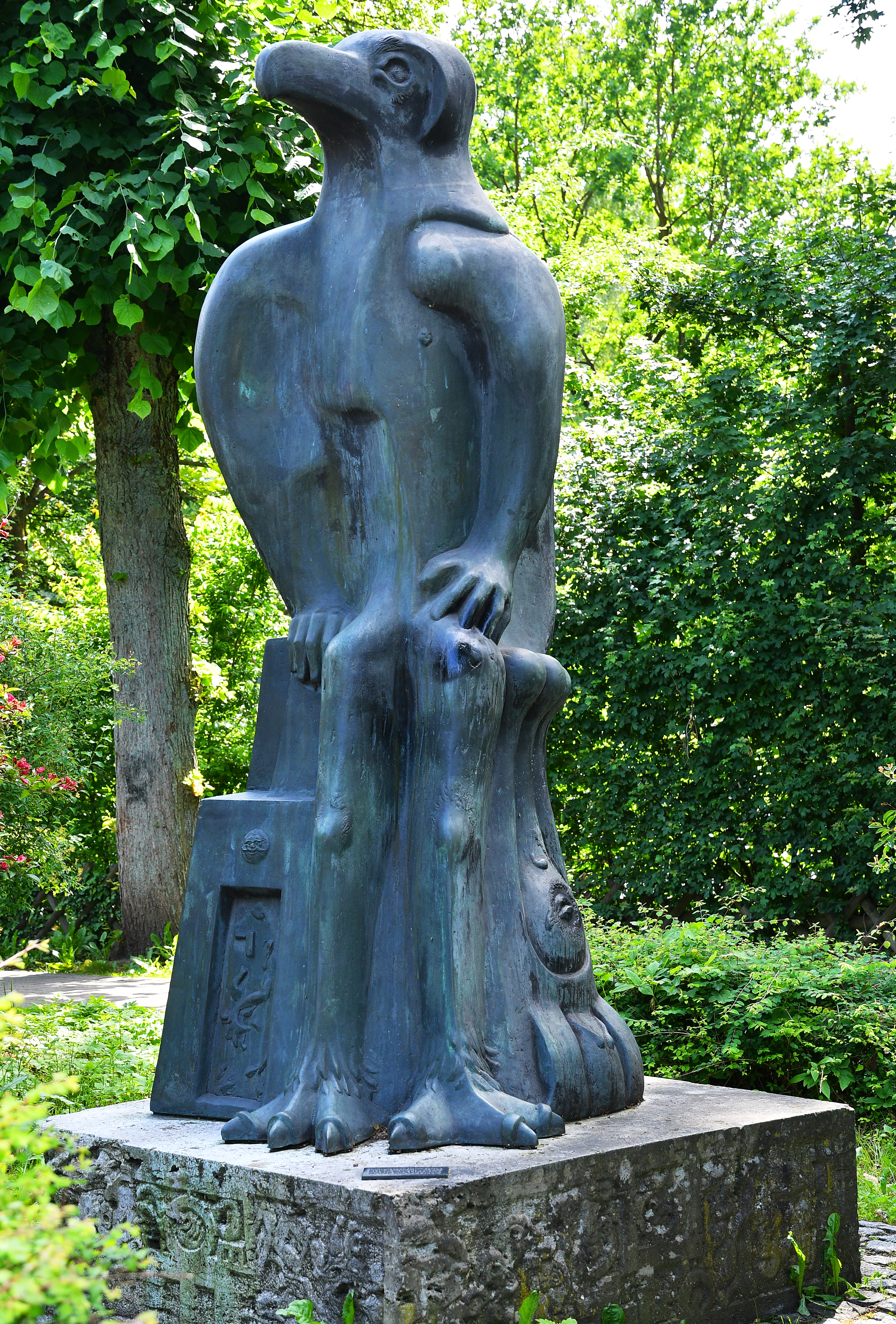 Skulptur „Adlermensch“