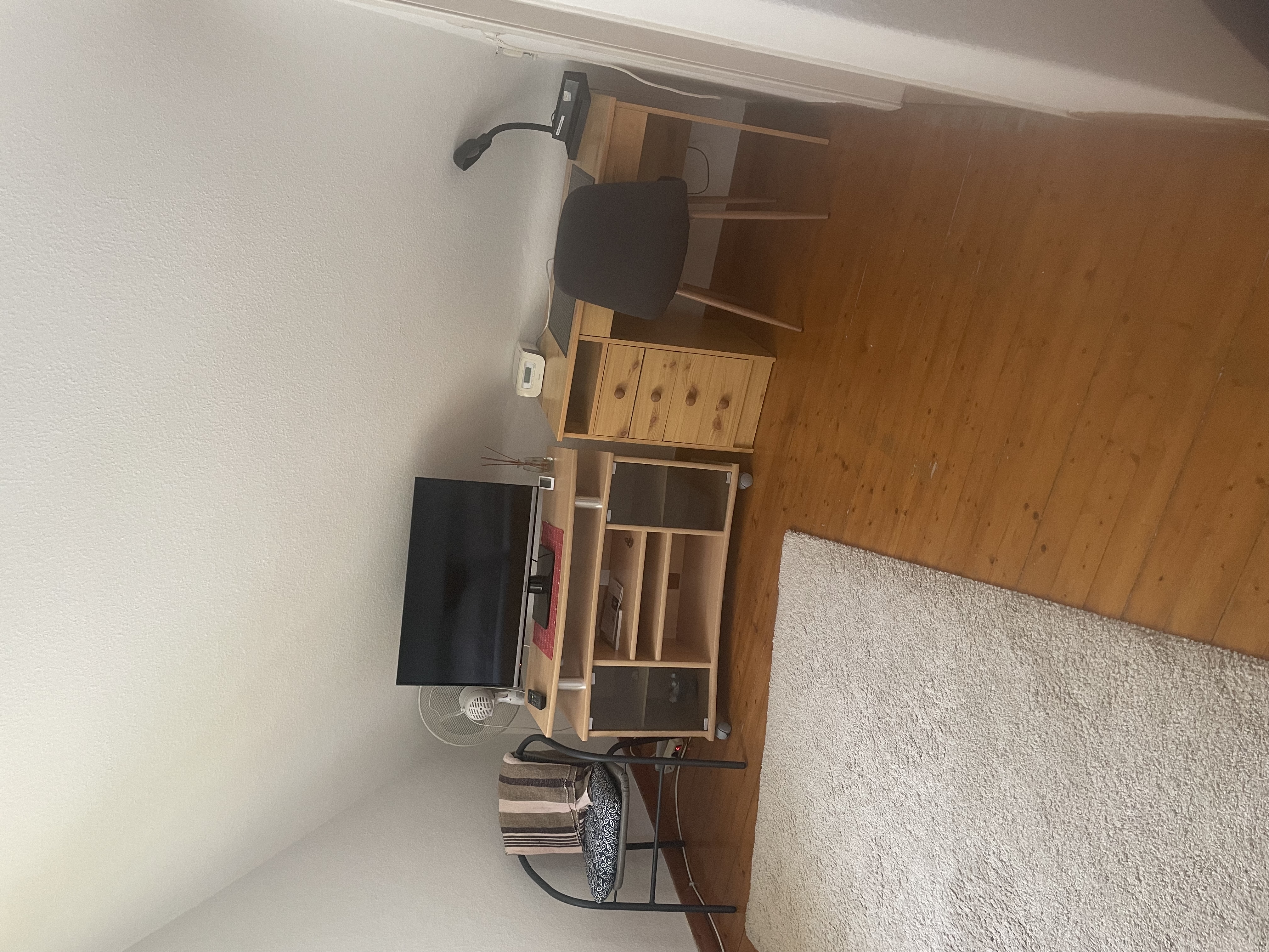 Fernseher und Arbeitsplatz im Einzelzimmer