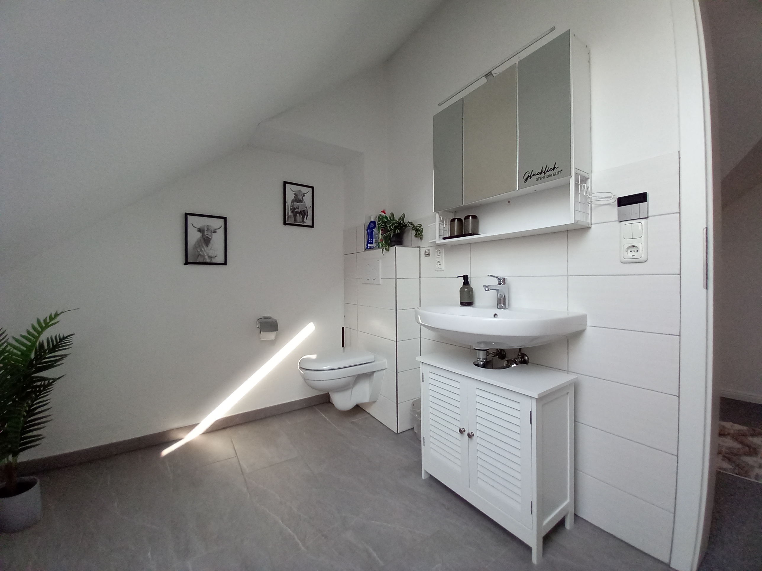 Geräumiges Duschbad der Ferienwohnung Moin Moor Brillit