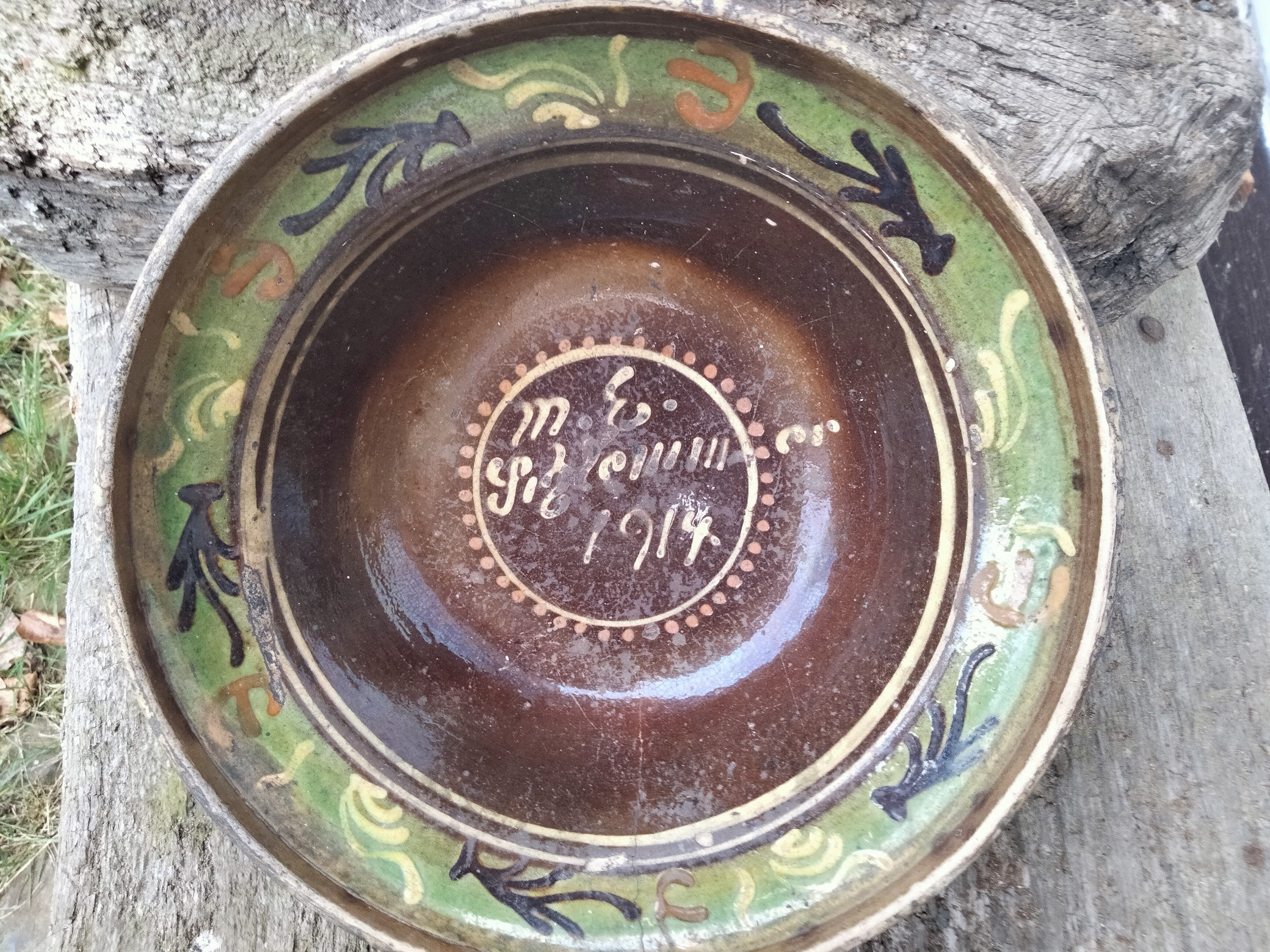 glasierter Teller aus Irdenware