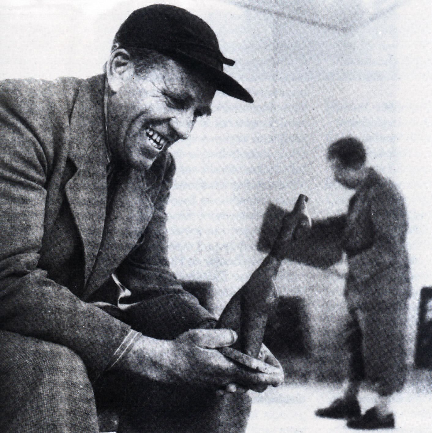 Ernst Geitlinger mit einer Plastik von Ewald Mataré 
