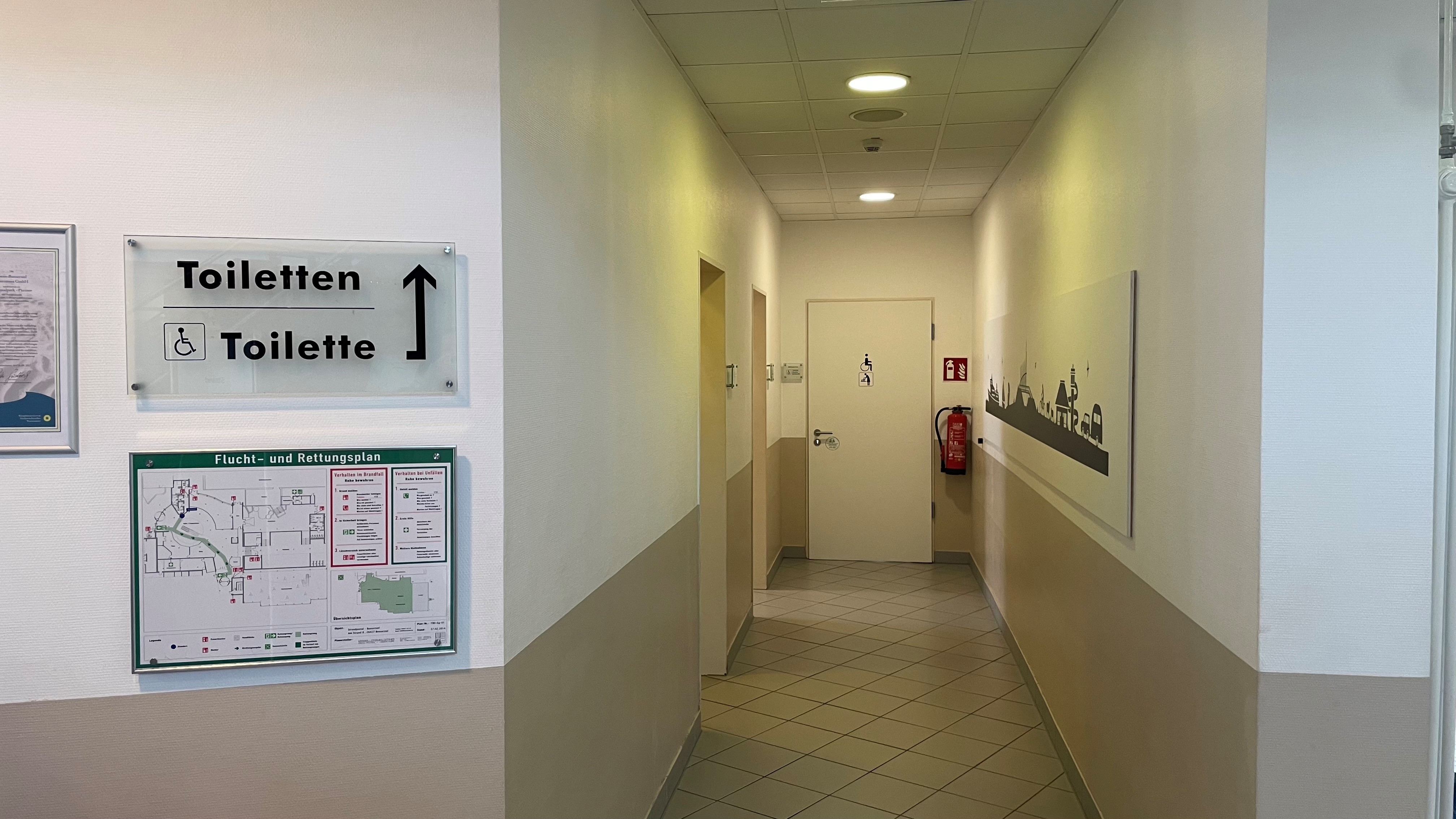 Öffentliche Toiletten im Strandportal Bensersiel