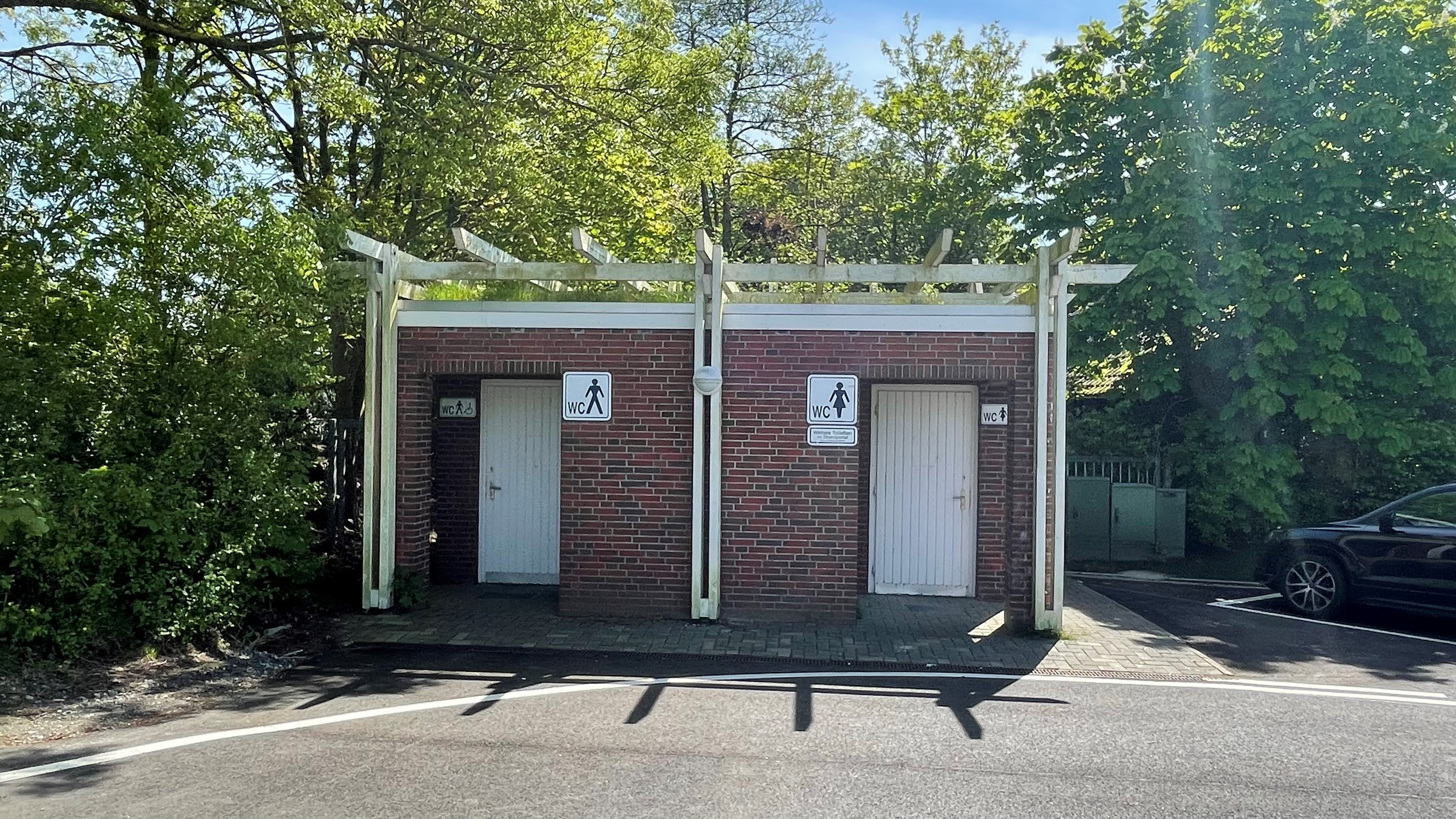 Öffentliche Toiletten auf dem Großraumparkplatz hinter dem Deich