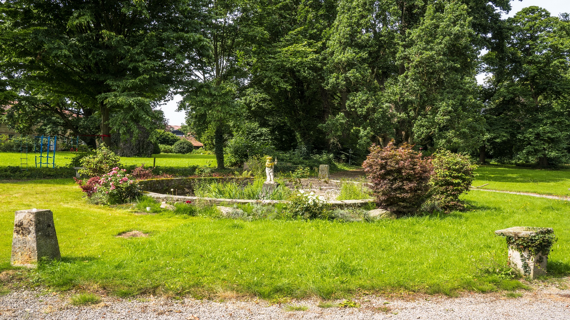 Gutspark mit Obelisk
