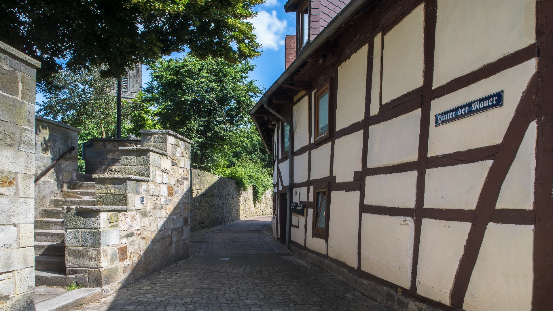Hinter der Mauer