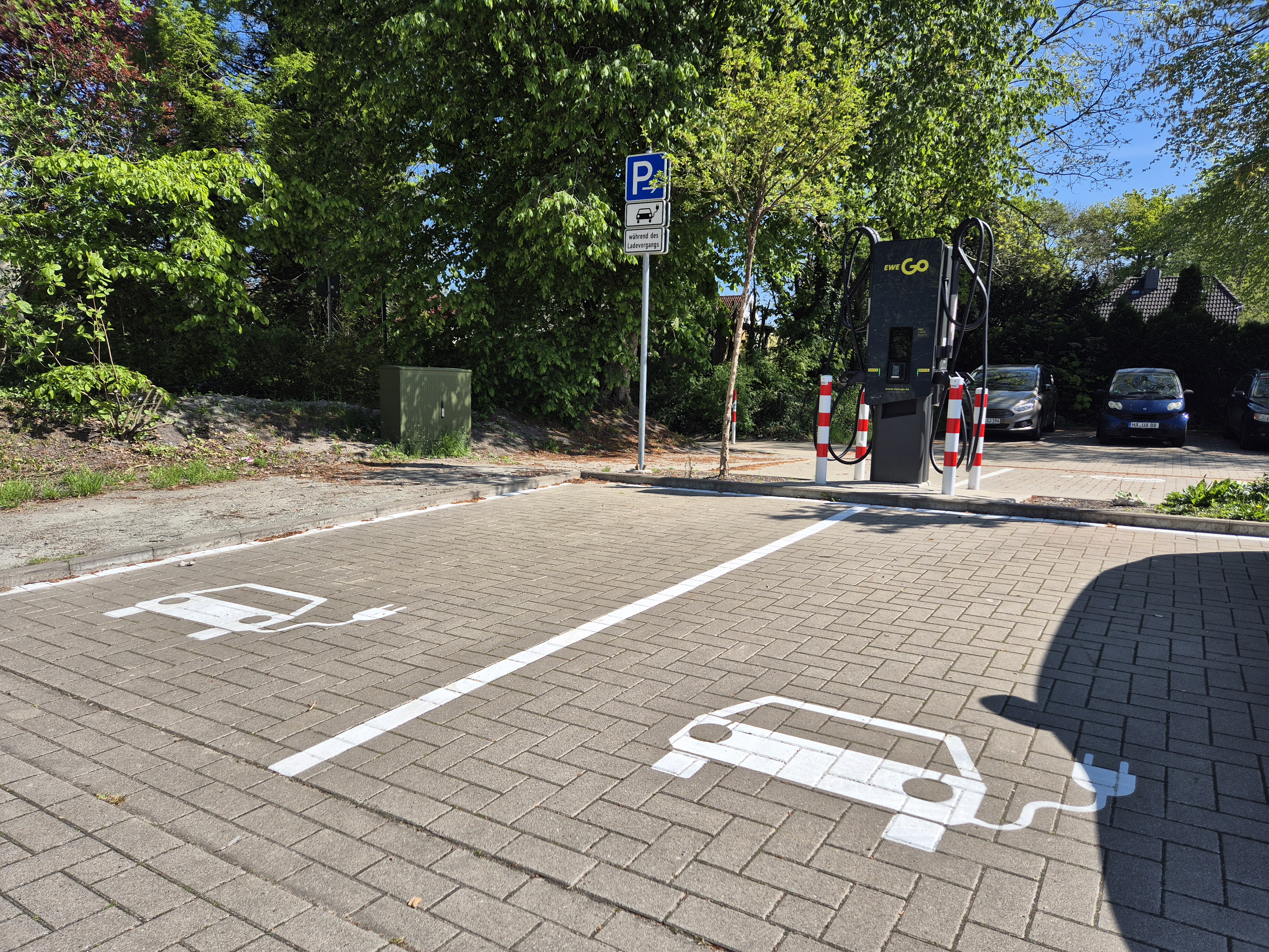 eAuto Ladestation Parkplatz Feldbreite