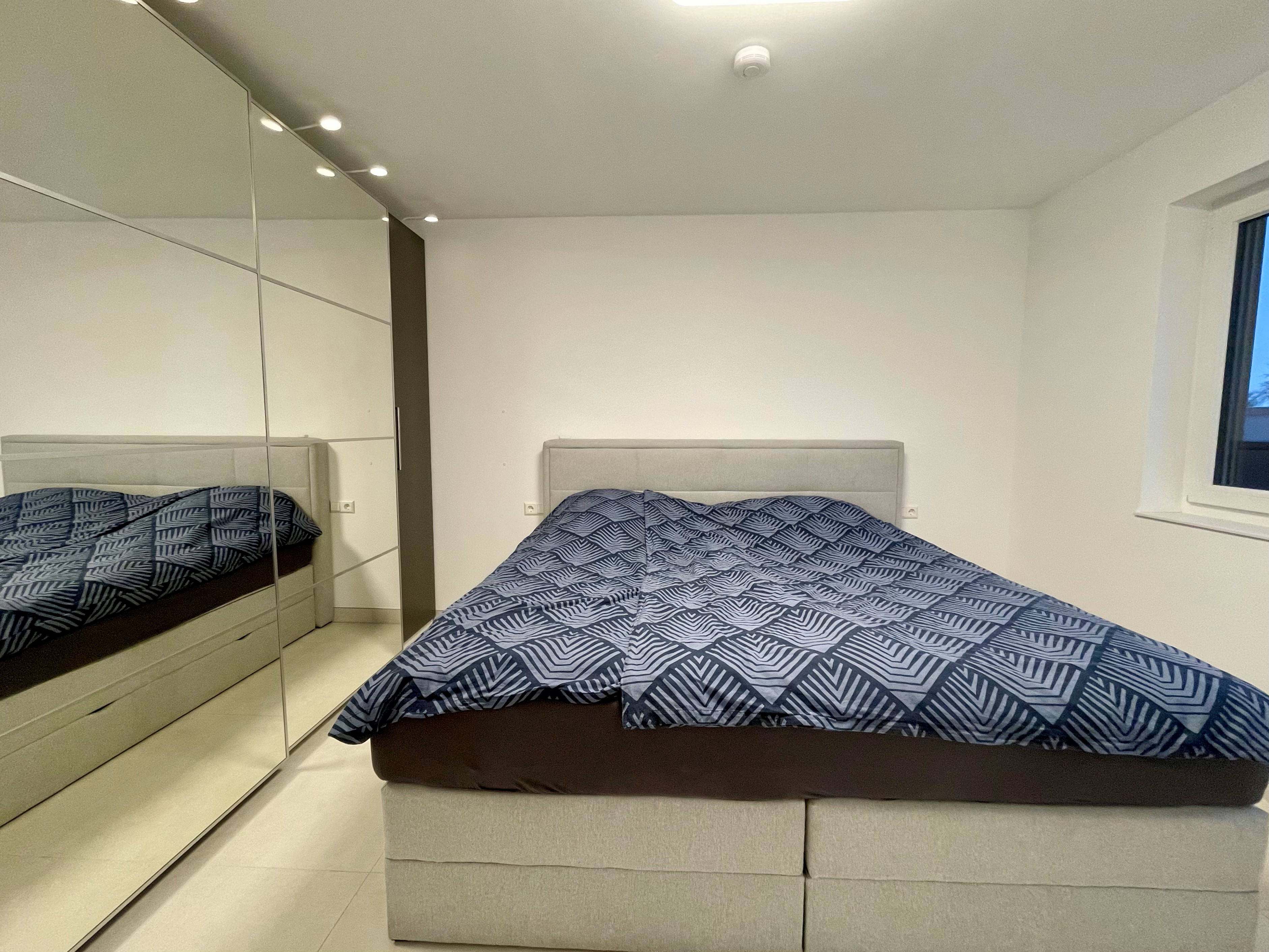 Schlafzimmer mit Doppelbett