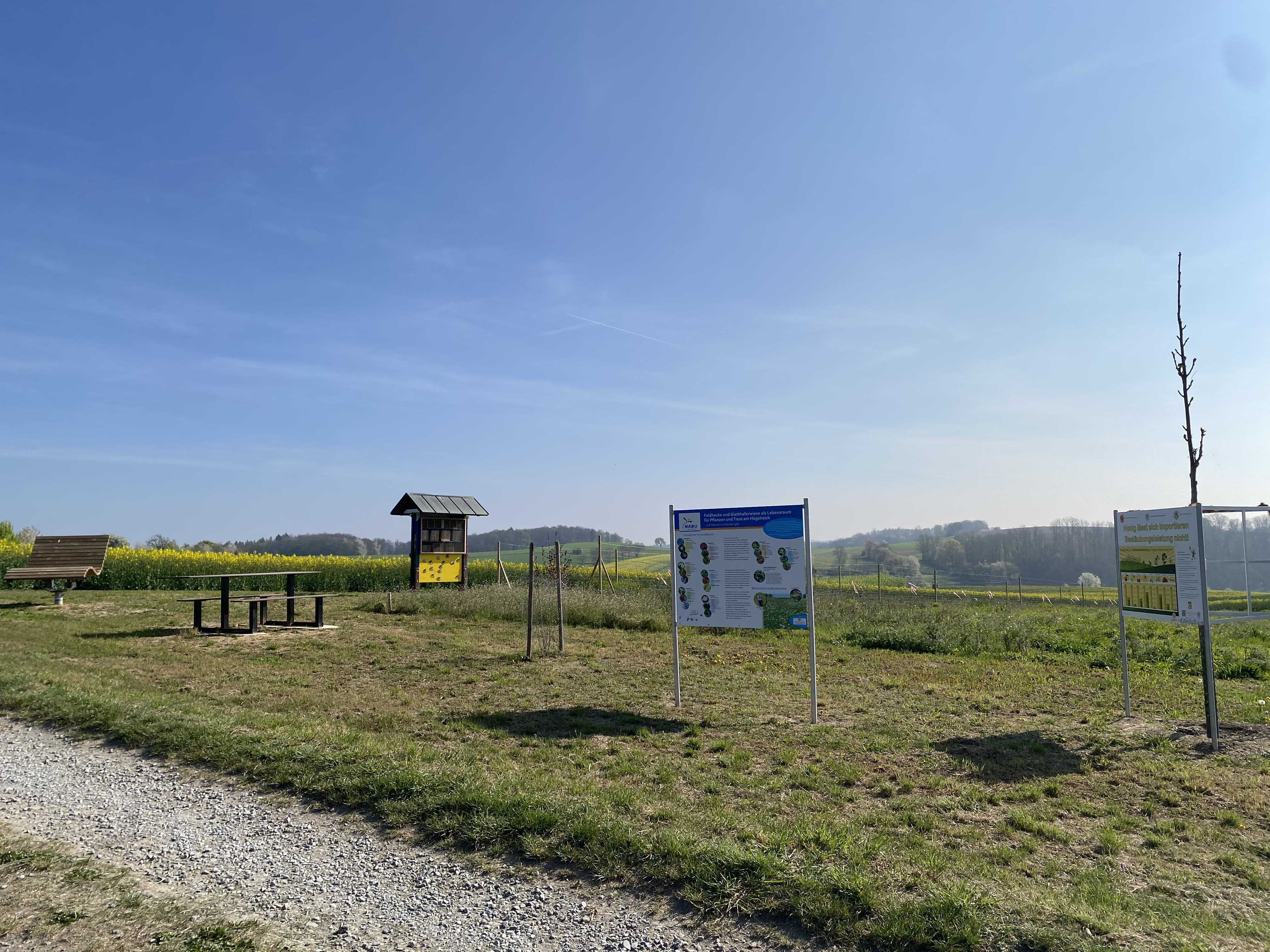 Ratstplatz für Wanderer und Infotafeln des NABU und des Imkervereins