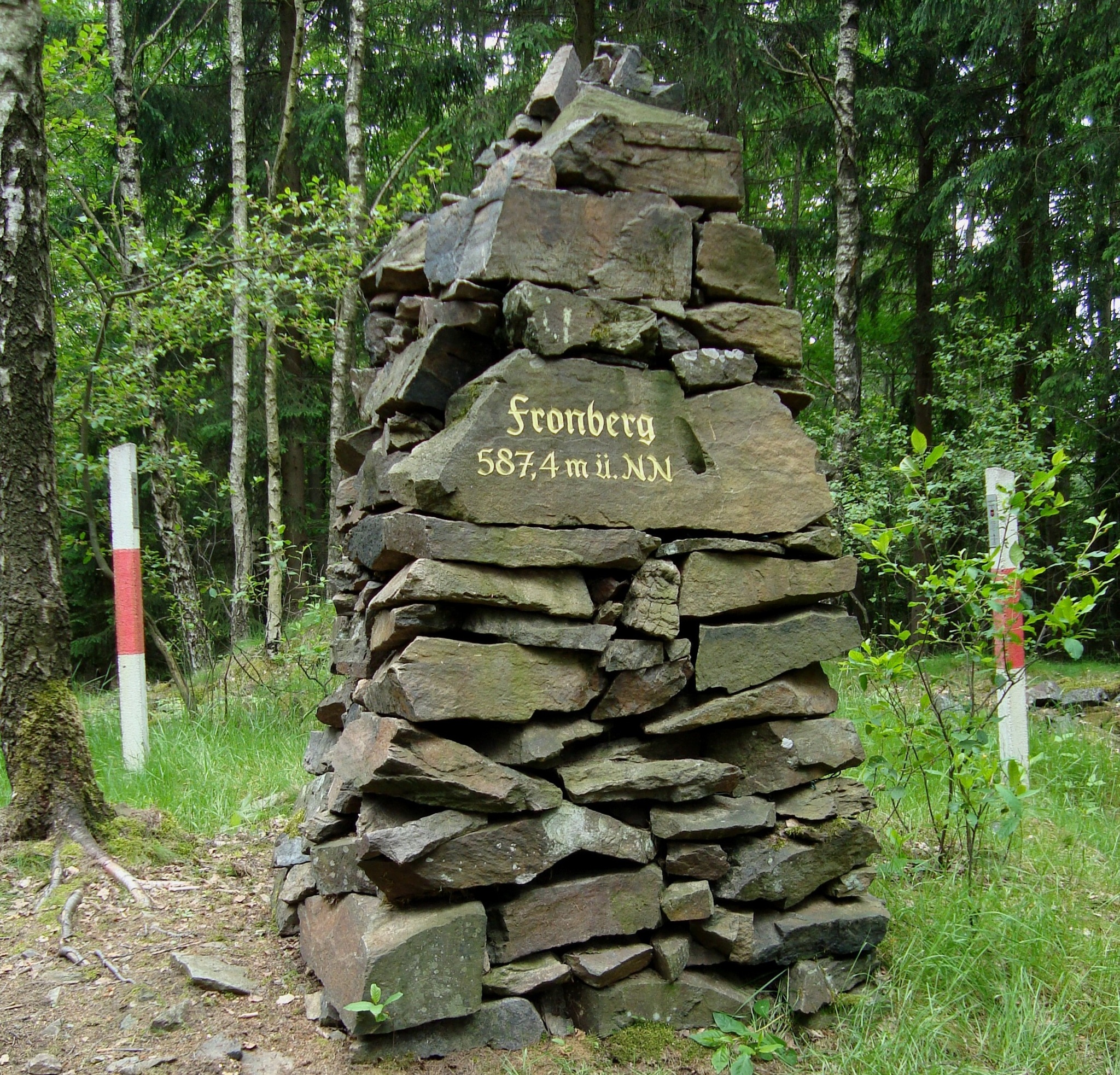 Steinpyramide am Fronberggipfel im OT Reumtengrün – Motiv