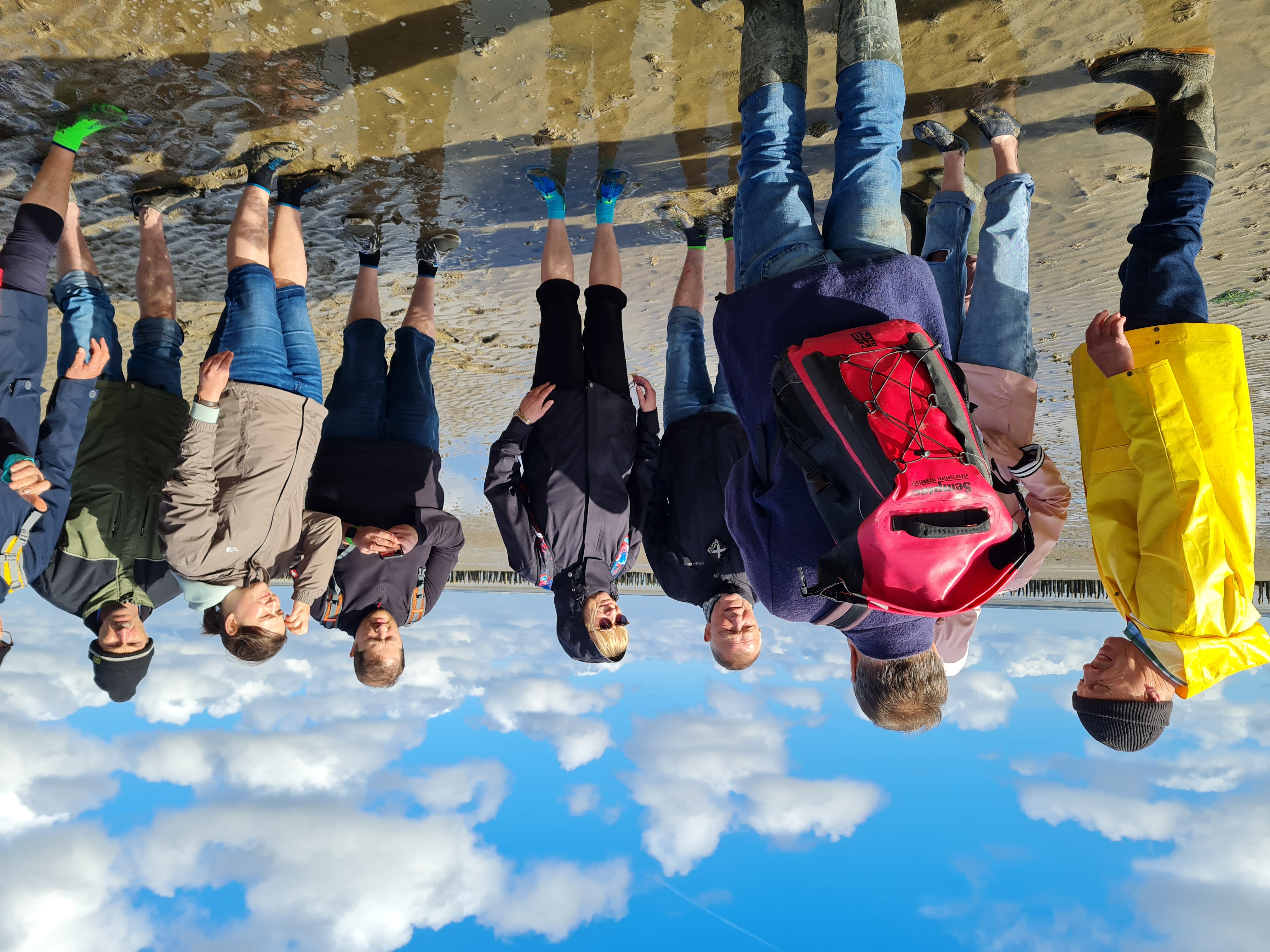 Wattführer mit einer Gruppe Menschen im Watt bei Ebbe<br>