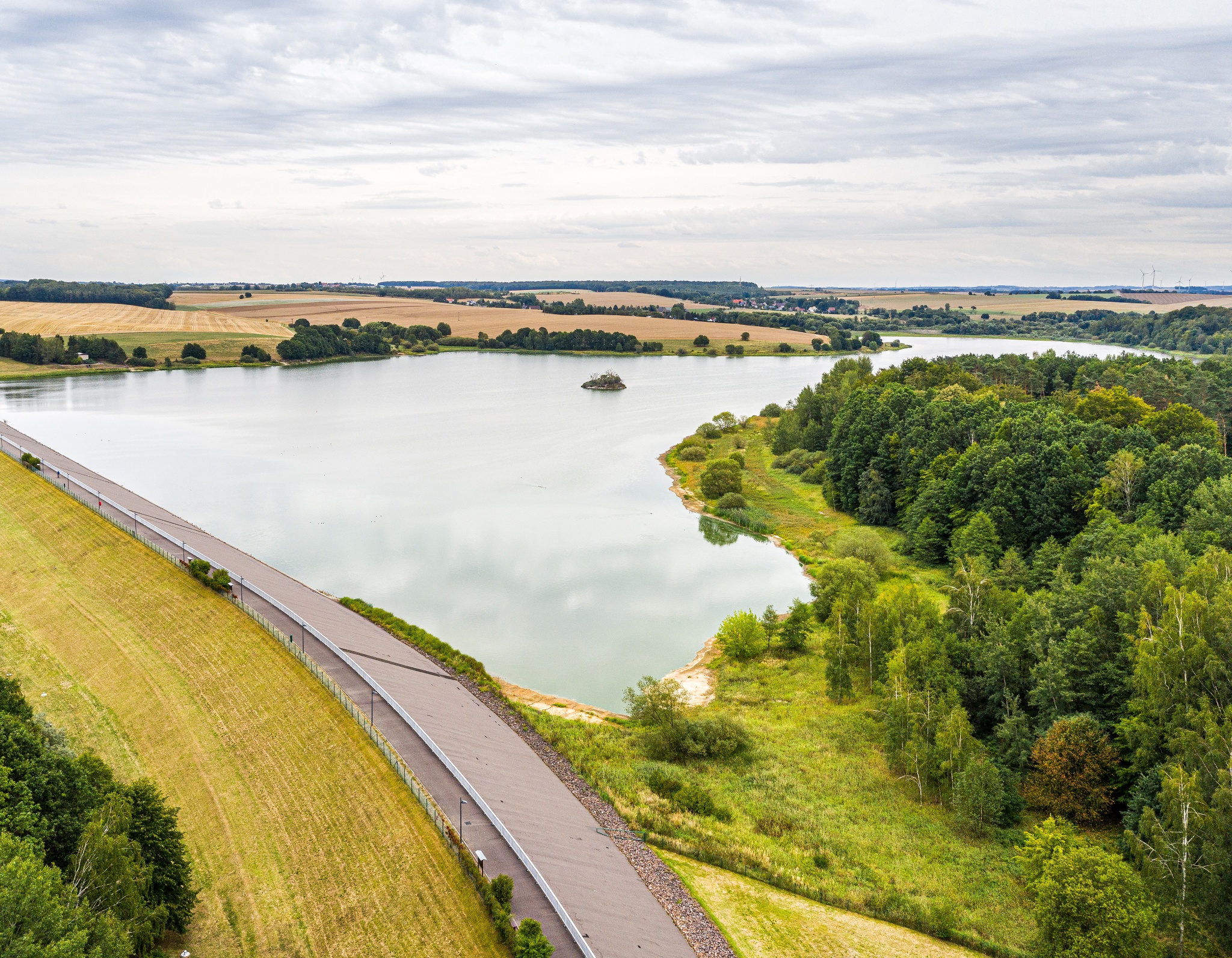 Lehrpfad auf dem Damm der Schömbachtalsperre – Motiv