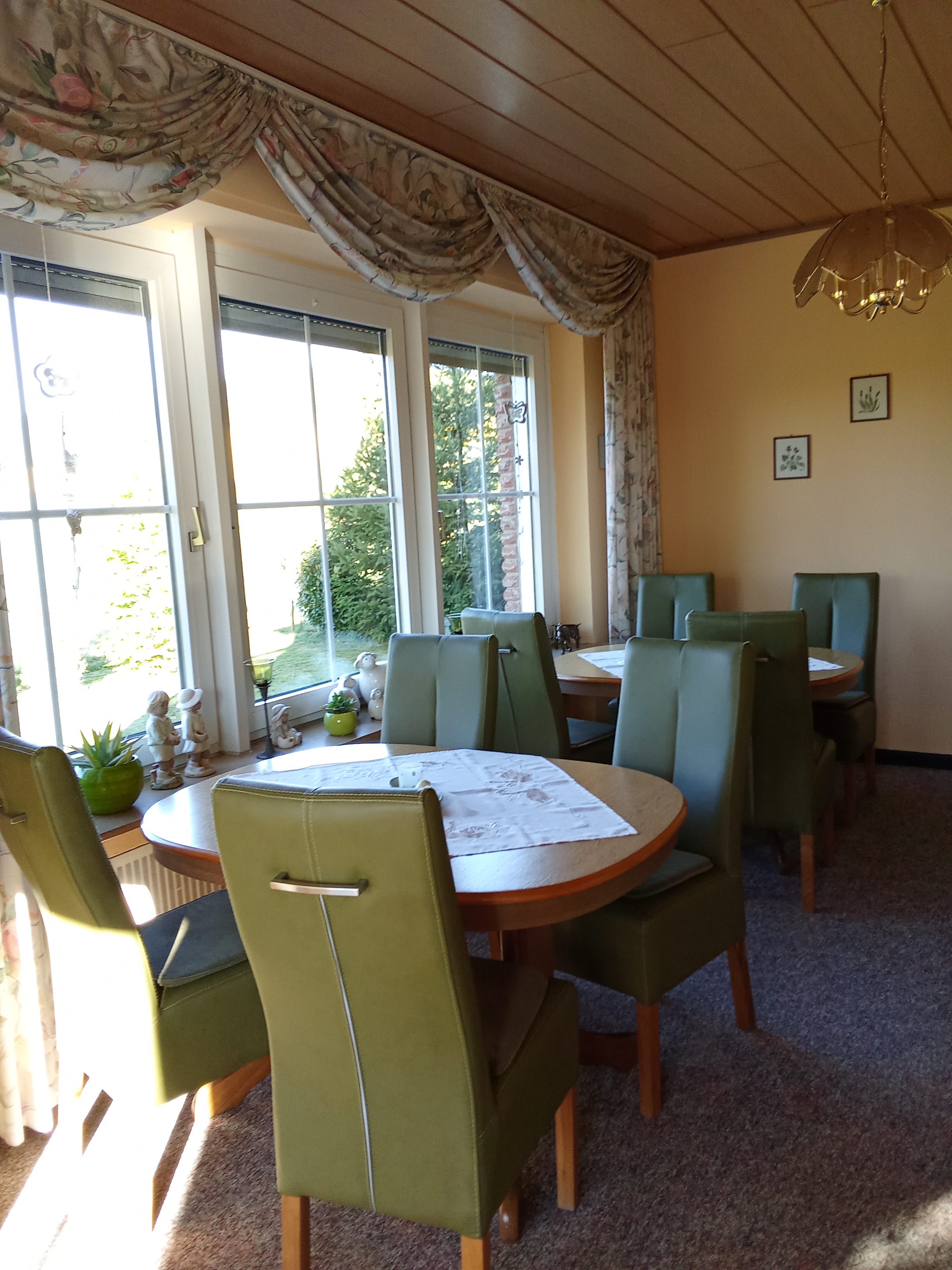 Pension Haus Marbeke Frühstücksraum.jpg