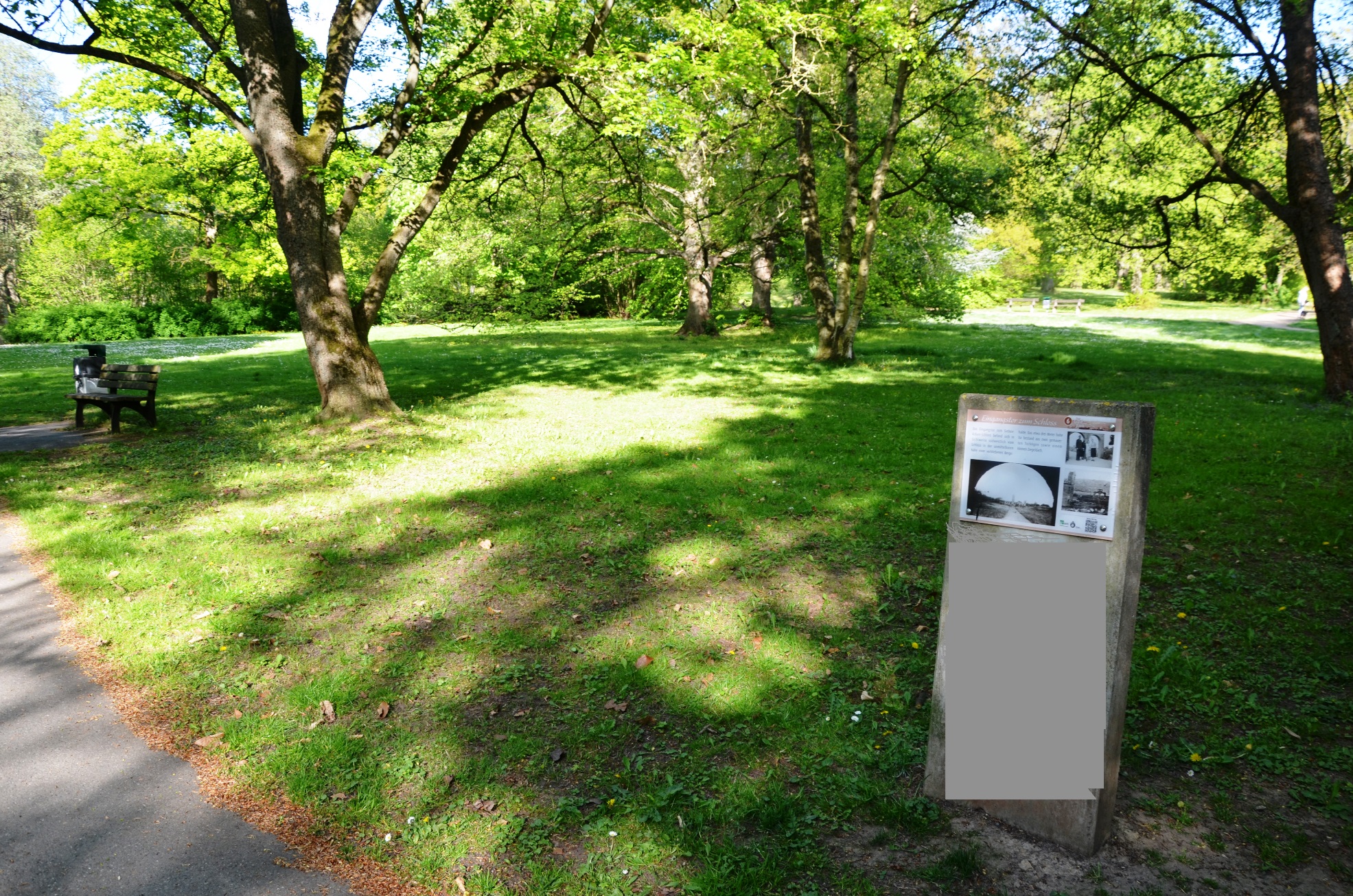 Infostele ehemaliges Tor zum Siebenrabenschloss