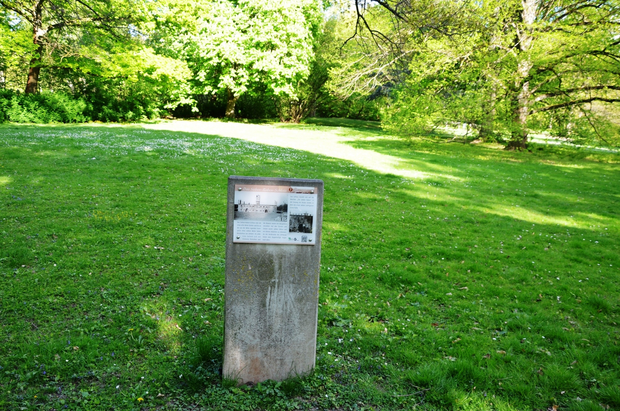Infostele ehemaliges Kunstwerk Siebenrabenschloss