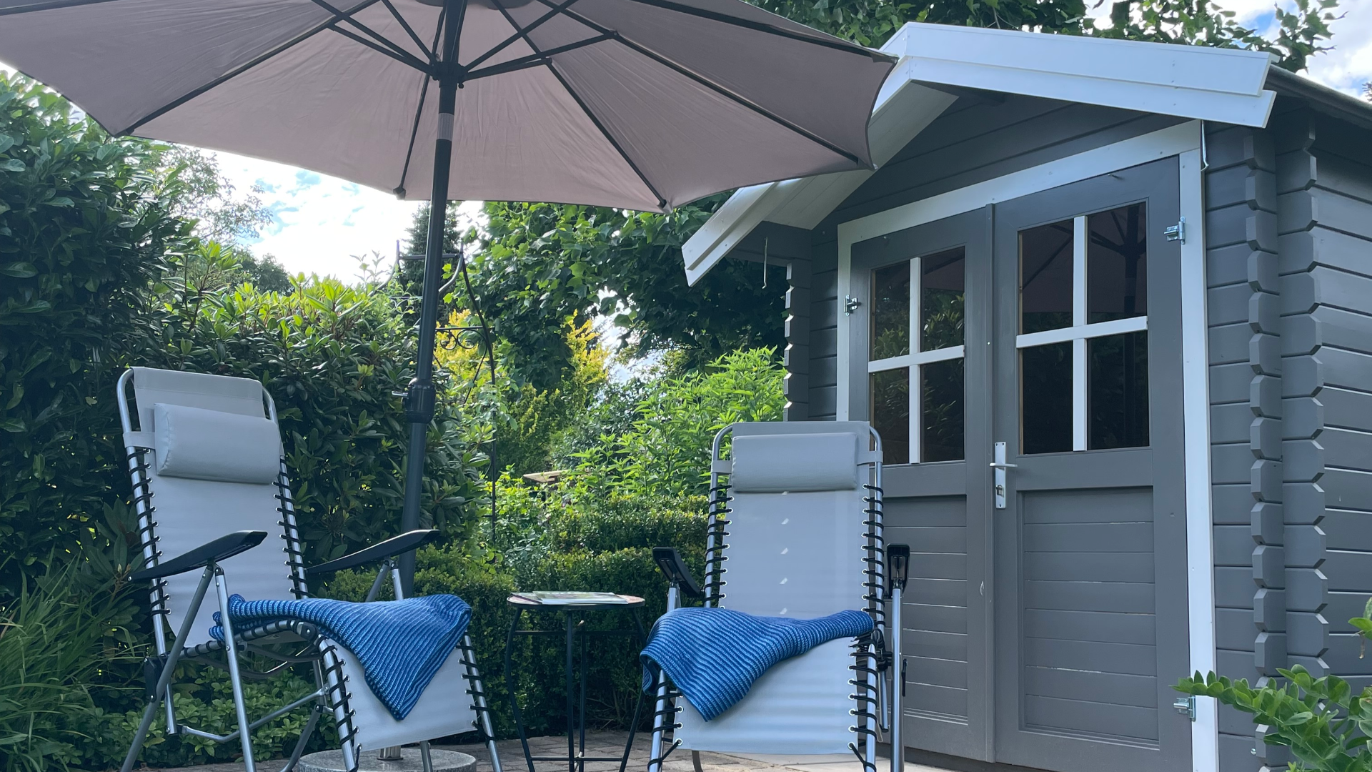 Gartenhäuschen mit Terrasse der Ferienwohnung Sonnenblick