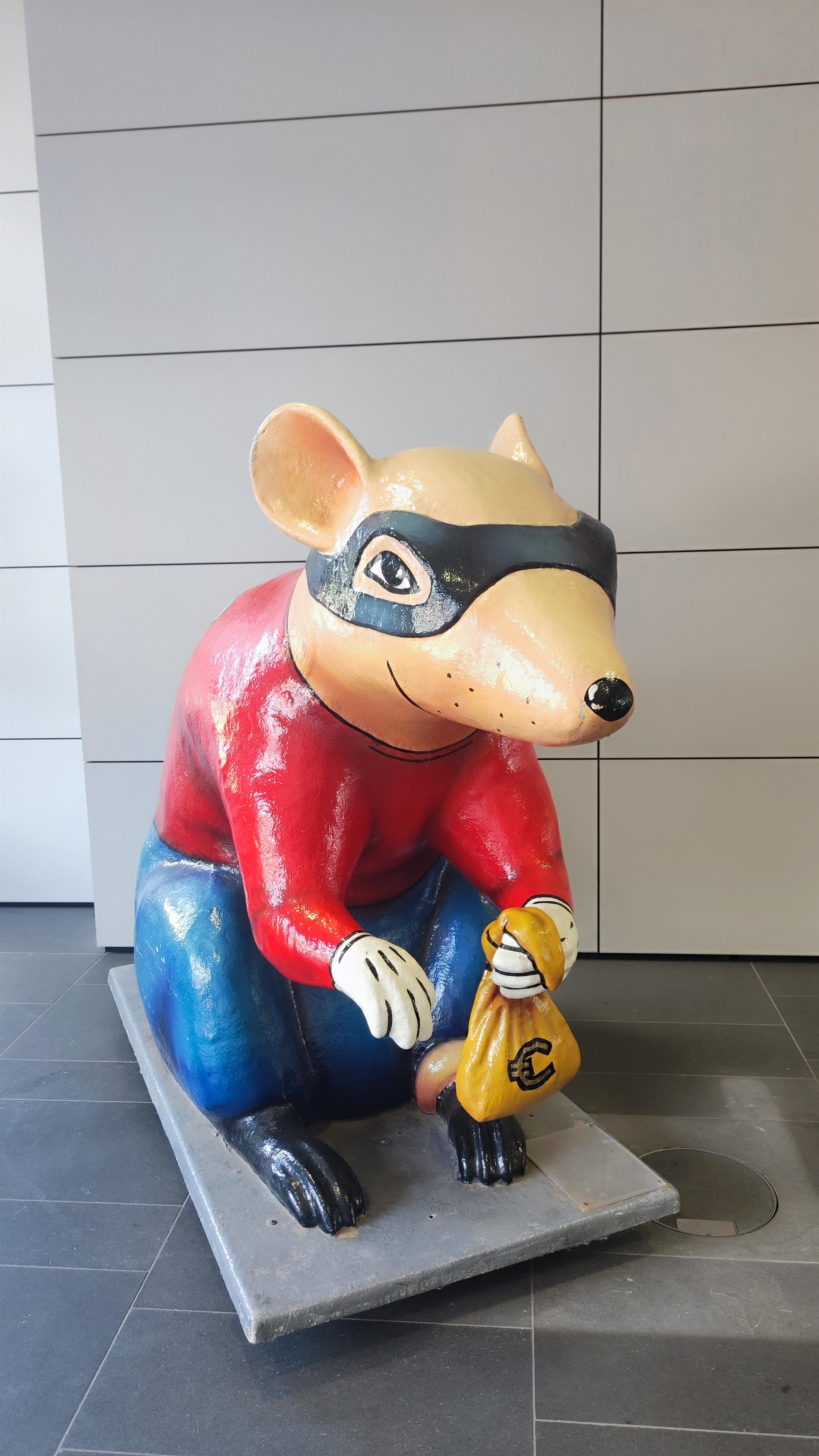 Rattenskulptur "Panzerknacker"
