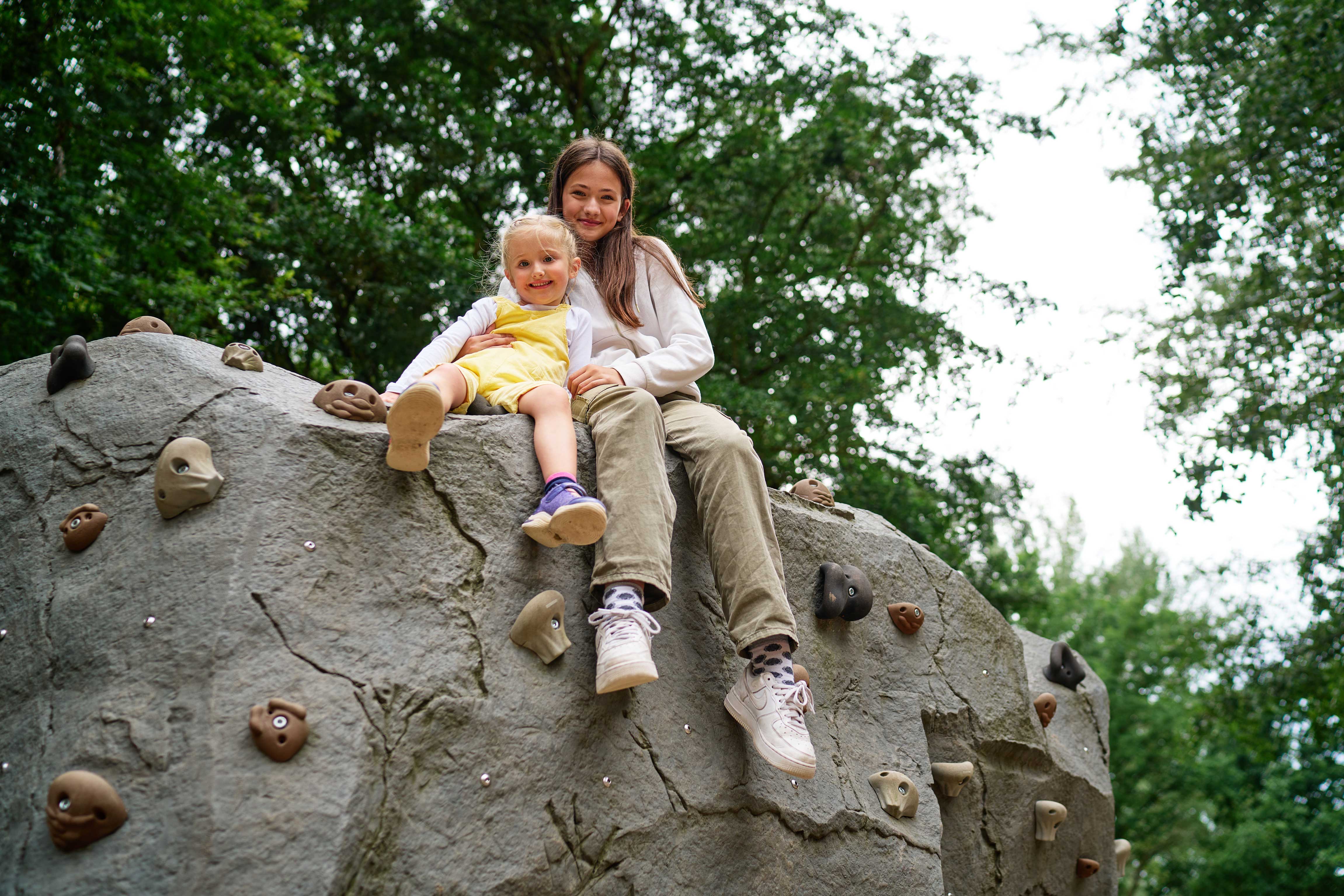 Großer Boulderfelsen im Spiel- und Sportpark