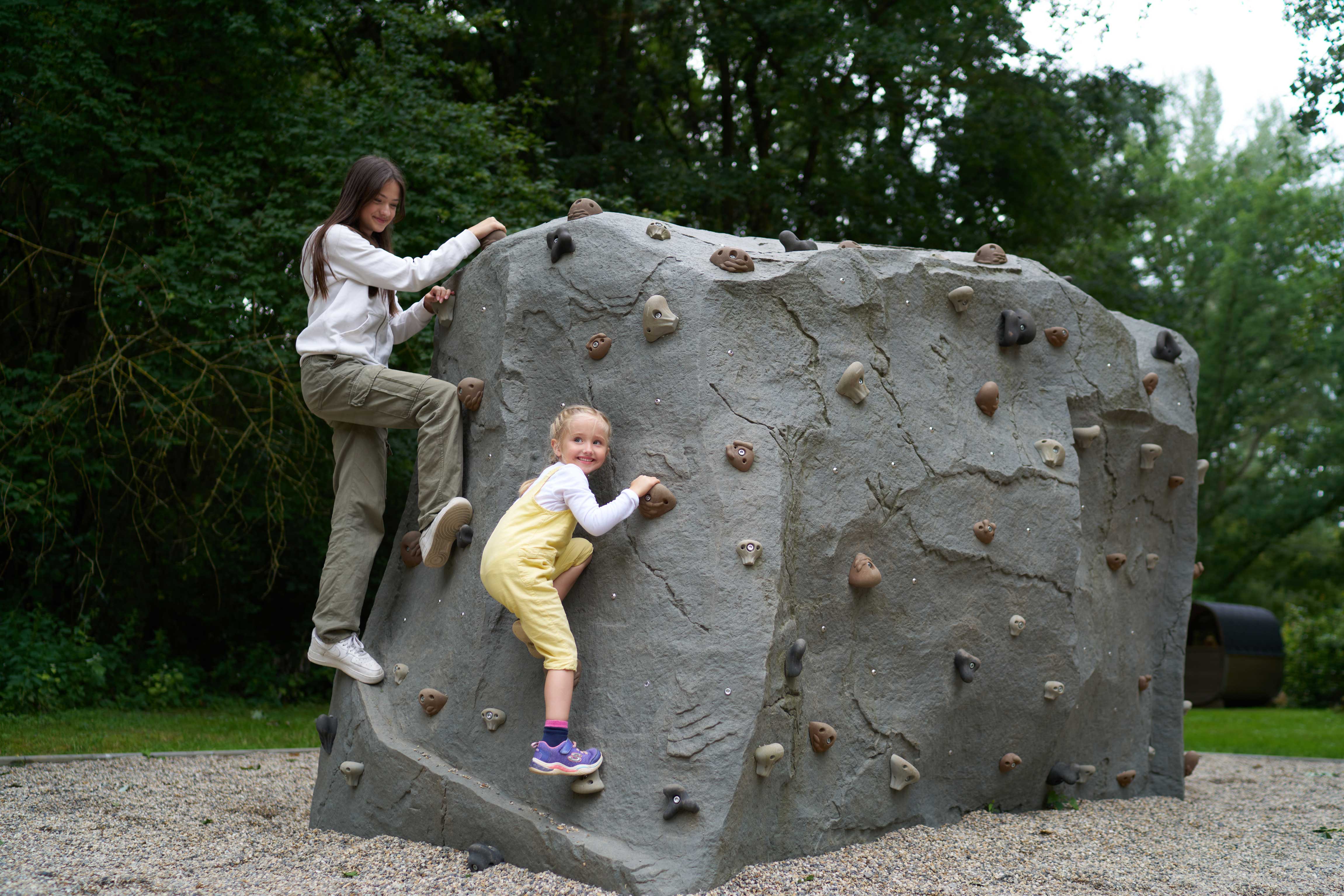 Kleiner Boulderfelsen im Spiel- und Sportpark