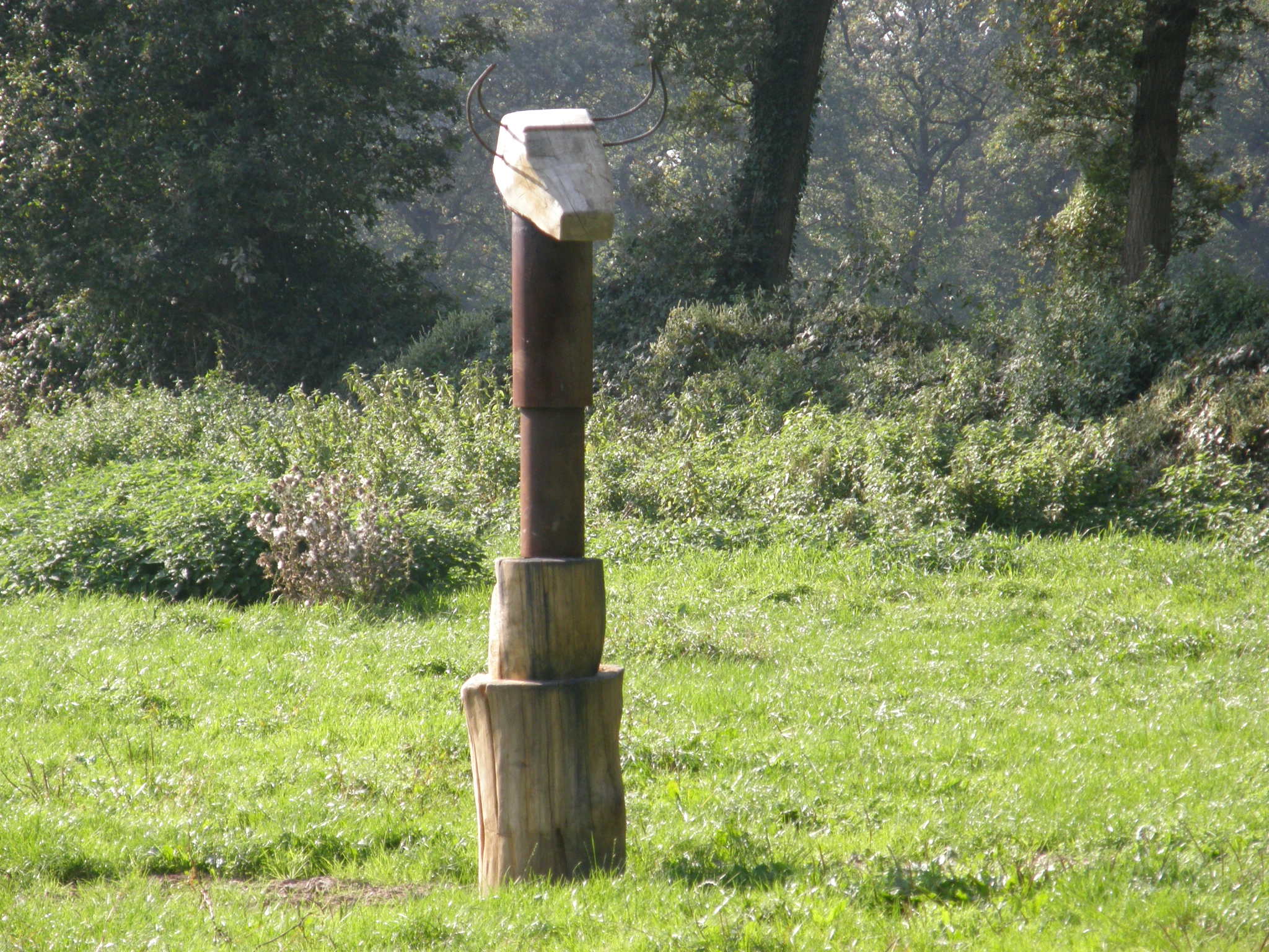 Scheuerpfahlskulptur "Horntier"