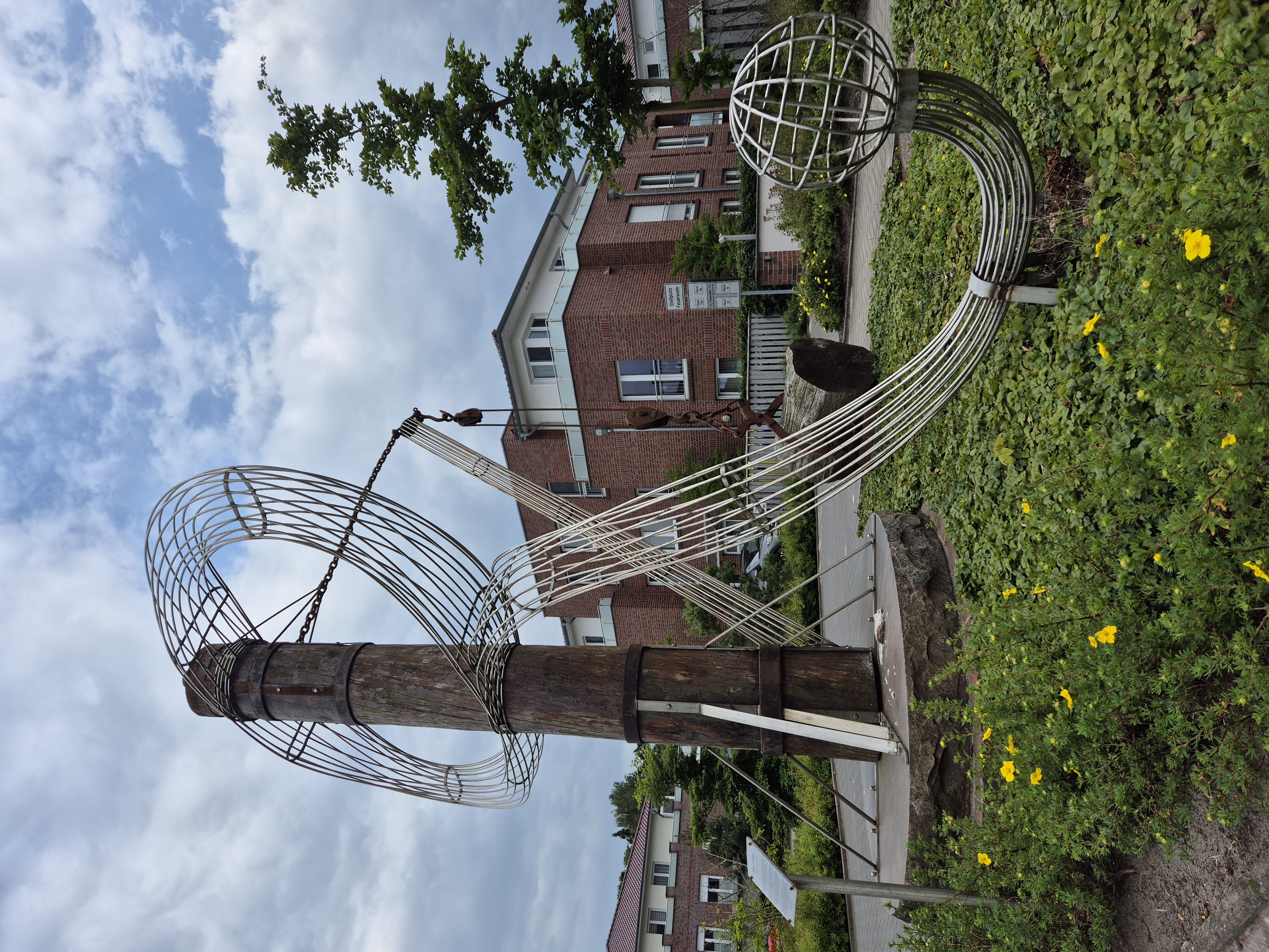 Skulptur "R" mit Kran