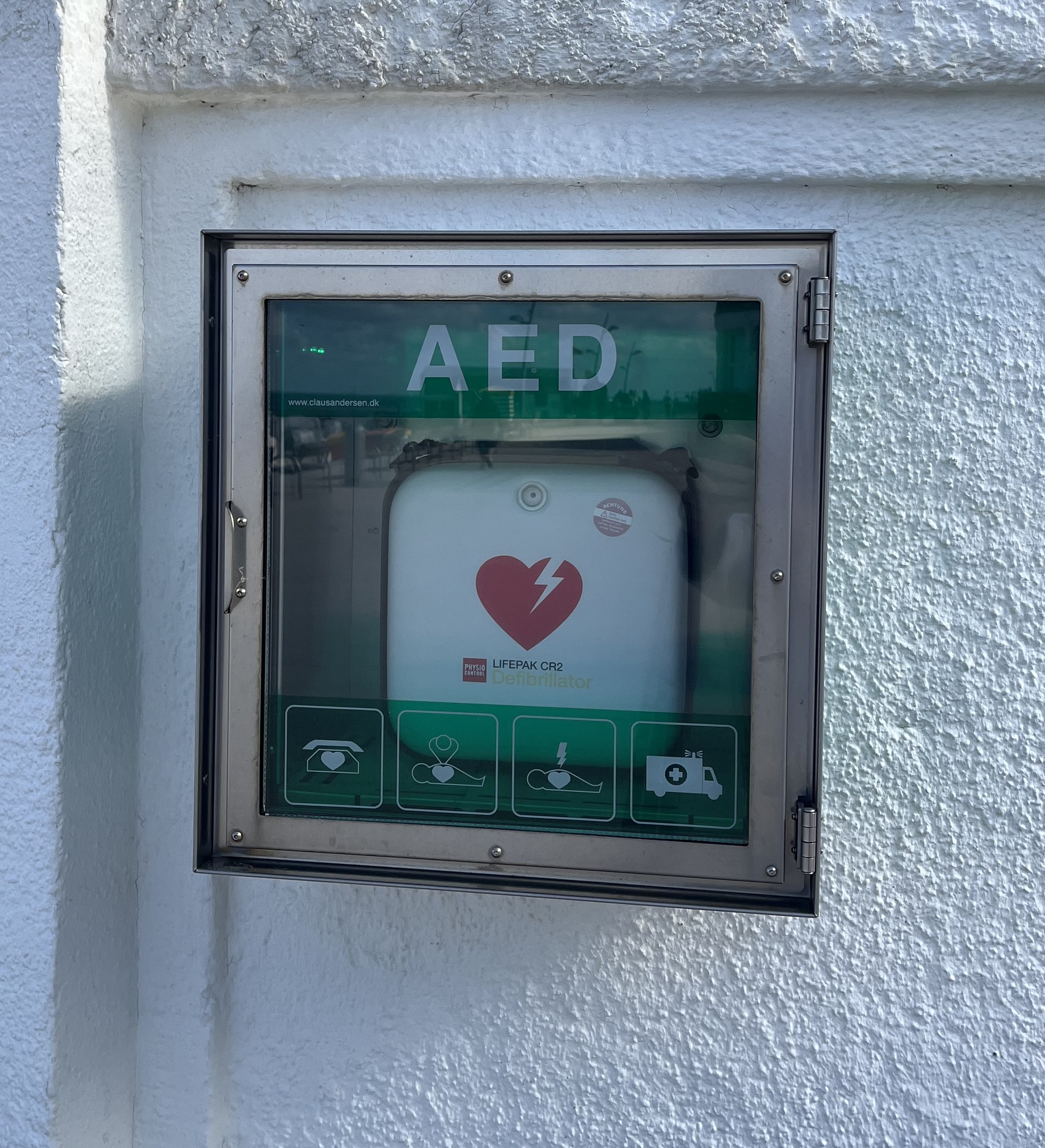 Defibrillator am Aquarium