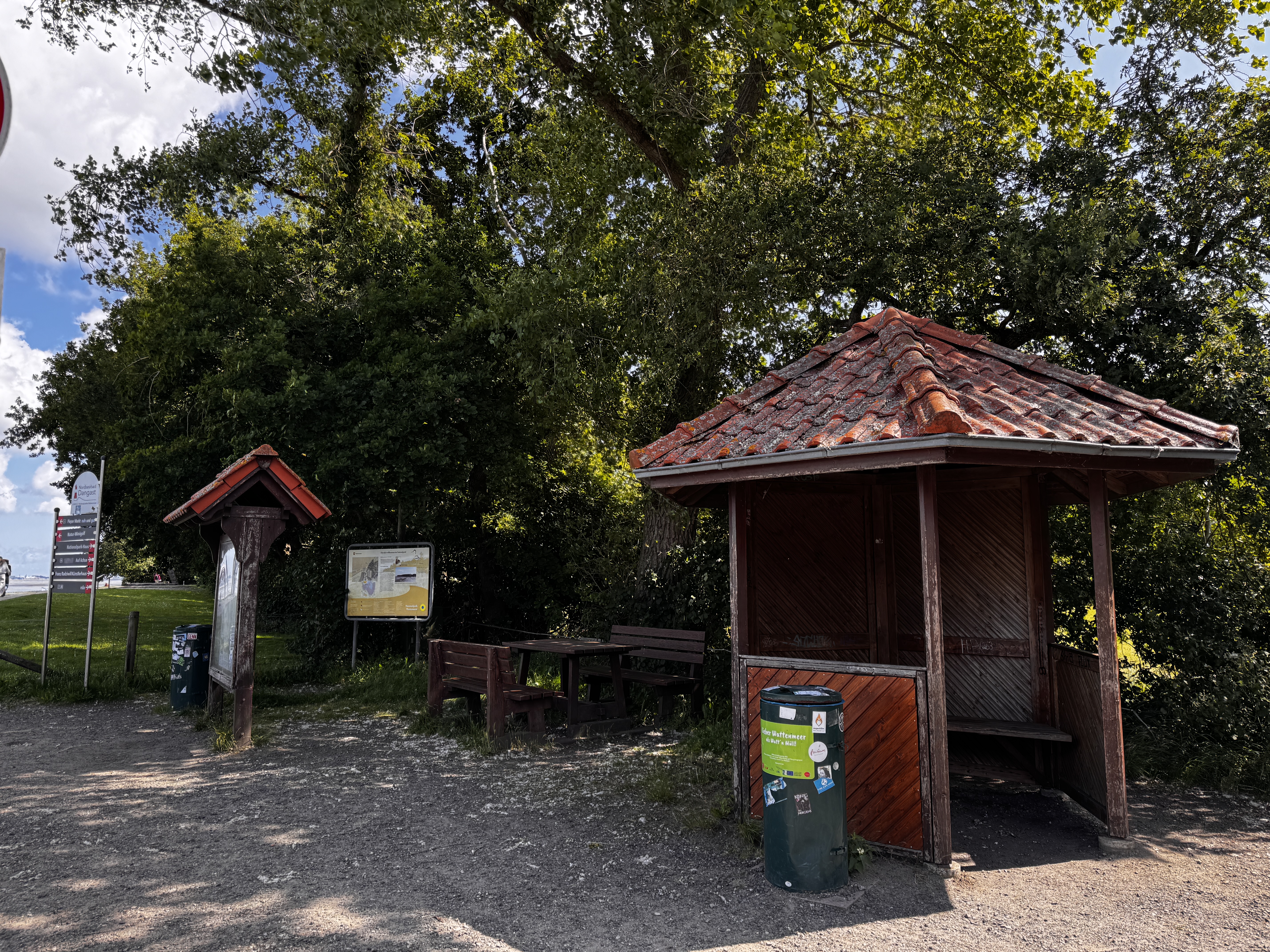 Holzpavillon am Wendeplatz am Ende der Sielstraße (oberhalb des Dangaster Hafens)