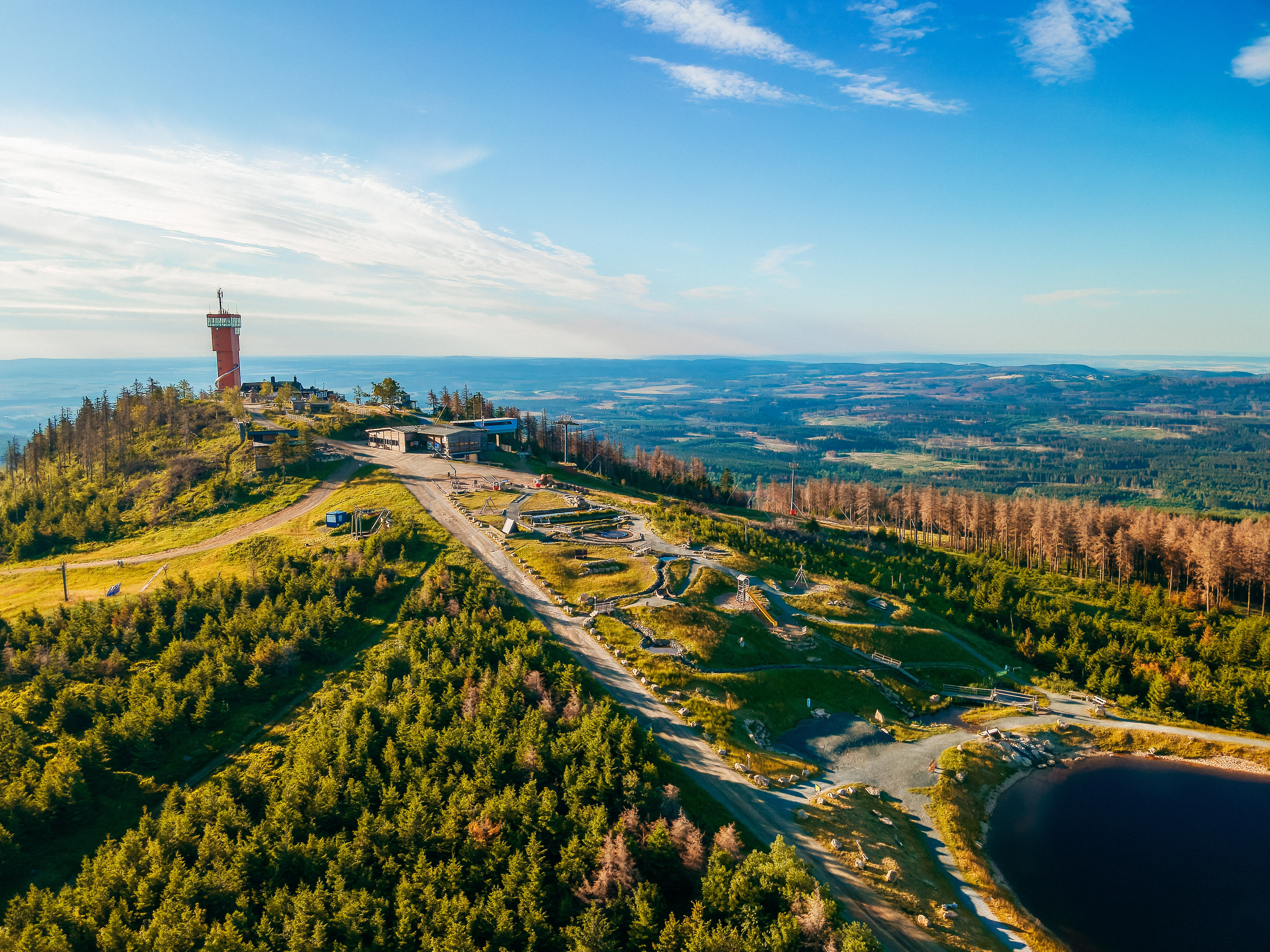 Luftaufnahme des Wurmbergs mit Wurmbergturm